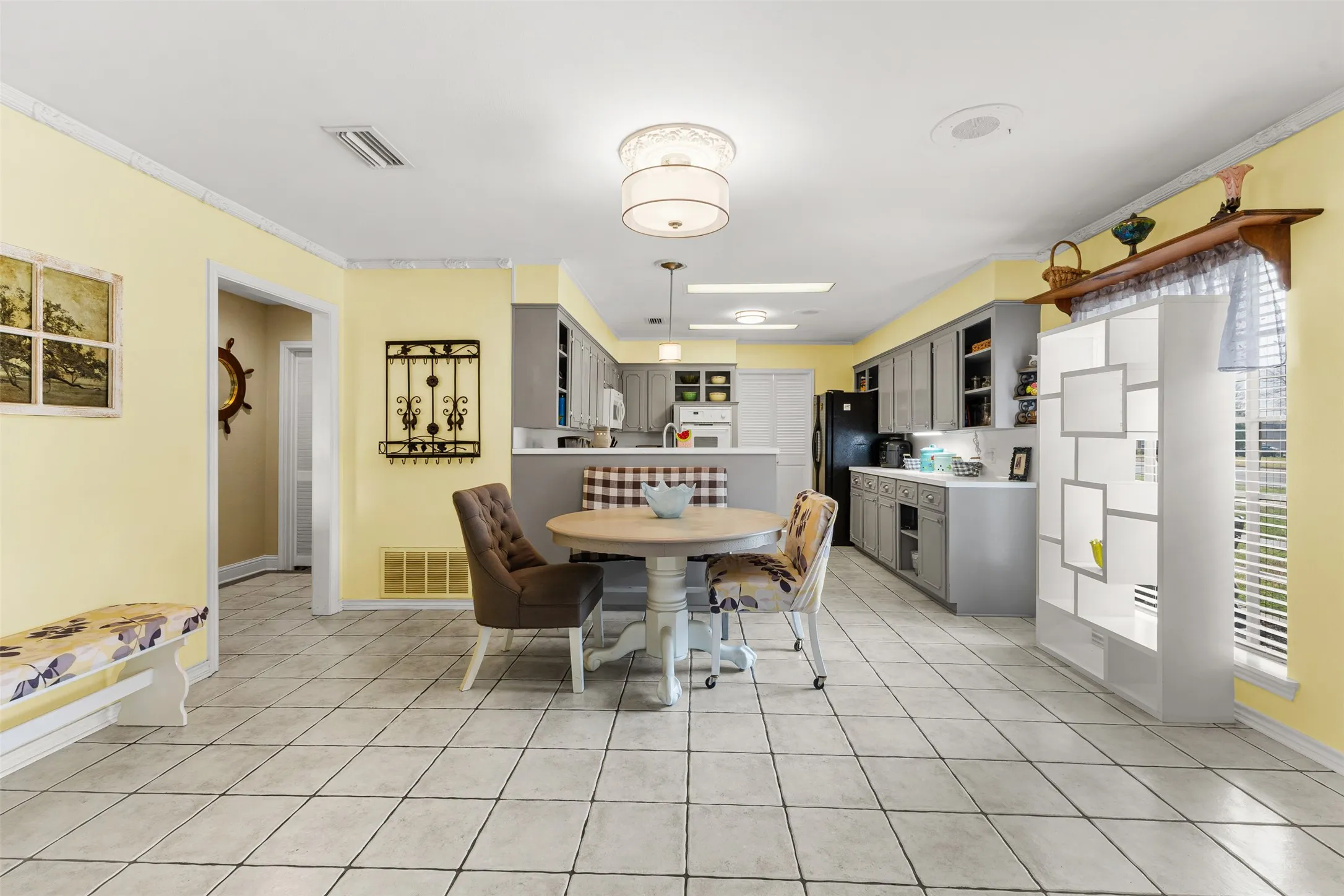 Single Family Residence For Sale in Panola County , 1302 W Sabine Street, Carthage, Texas 75633, 3 Bedroom, 3 Bathroom, Garage spaces, 2,340 Sqft, built in 1979, Preowned, mls#21242787, Real Estate Agent in Carthage, Homes For Sale in Panola county, Homes For Sale in Carthage, Realtor in Carthage Texas, Real Estate Brokerage Independent Realty Texas, Luminita Cordes Realtor