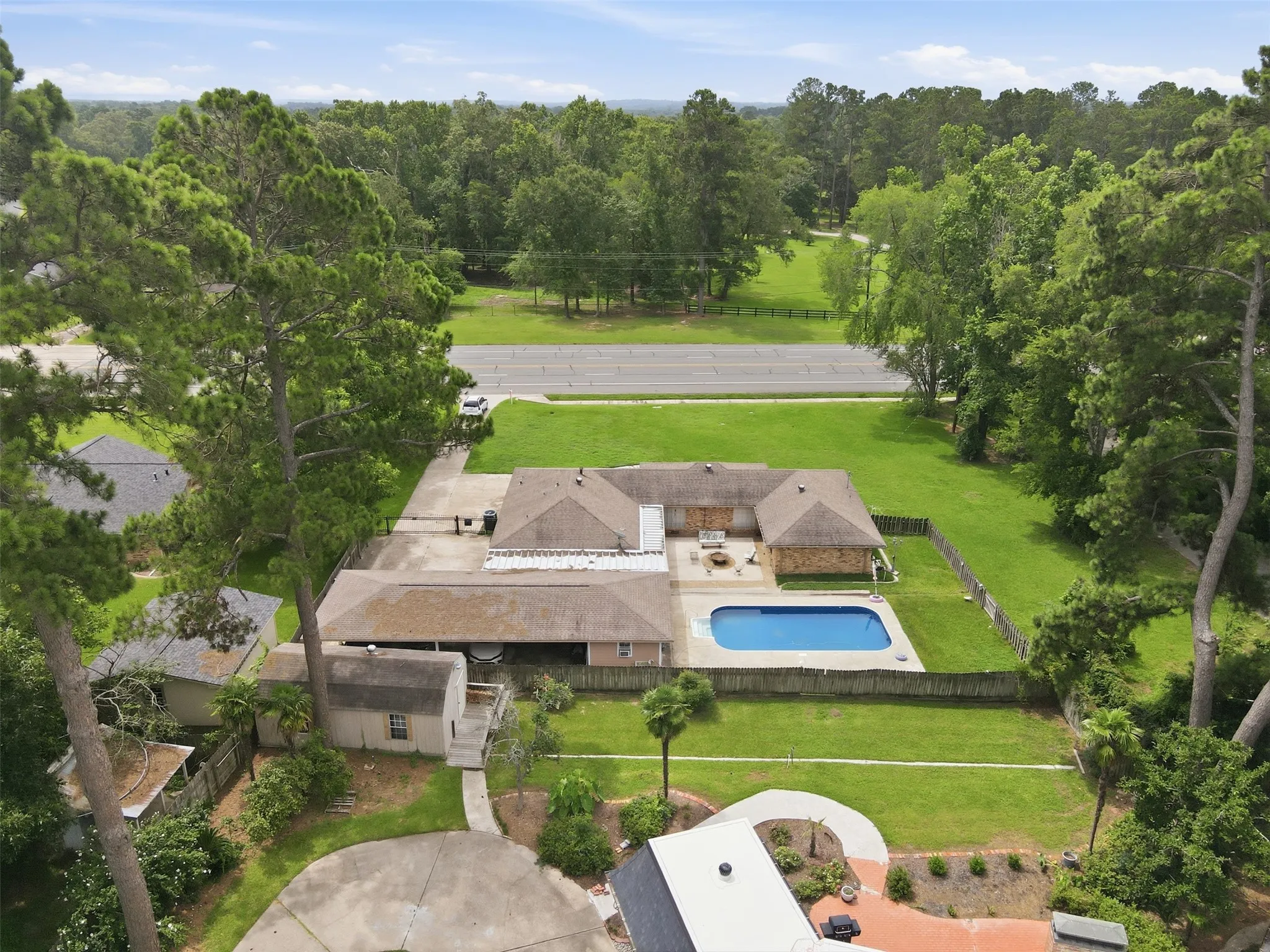 Single Family Residence For Sale in Panola County , 1302 W Sabine Street, Carthage, Texas 75633, 3 Bedroom, 3 Bathroom, Garage spaces, 2,340 Sqft, built in 1979, Preowned, mls#21242787, Real Estate Agent in Carthage, Homes For Sale in Panola county, Homes For Sale in Carthage, Realtor in Carthage Texas, Real Estate Brokerage Independent Realty Texas, Luminita Cordes Realtor