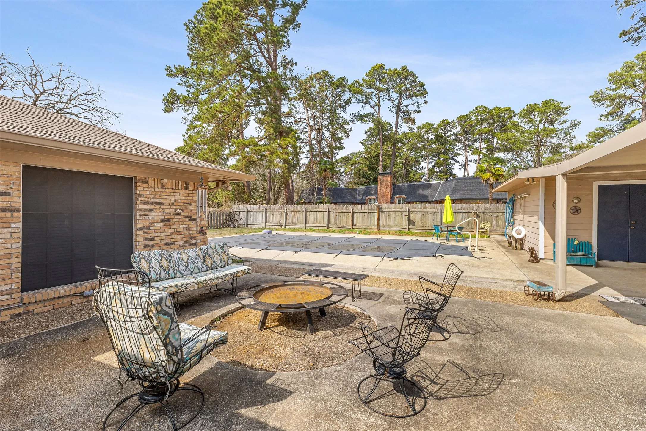 Single Family Residence For Sale in Panola County , 1302 W Sabine Street, Carthage, Texas 75633, 3 Bedroom, 3 Bathroom, Garage spaces, 2,340 Sqft, built in 1979, Preowned, mls#21242787, Real Estate Agent in Carthage, Homes For Sale in Panola county, Homes For Sale in Carthage, Realtor in Carthage Texas, Real Estate Brokerage Independent Realty Texas, Luminita Cordes Realtor
