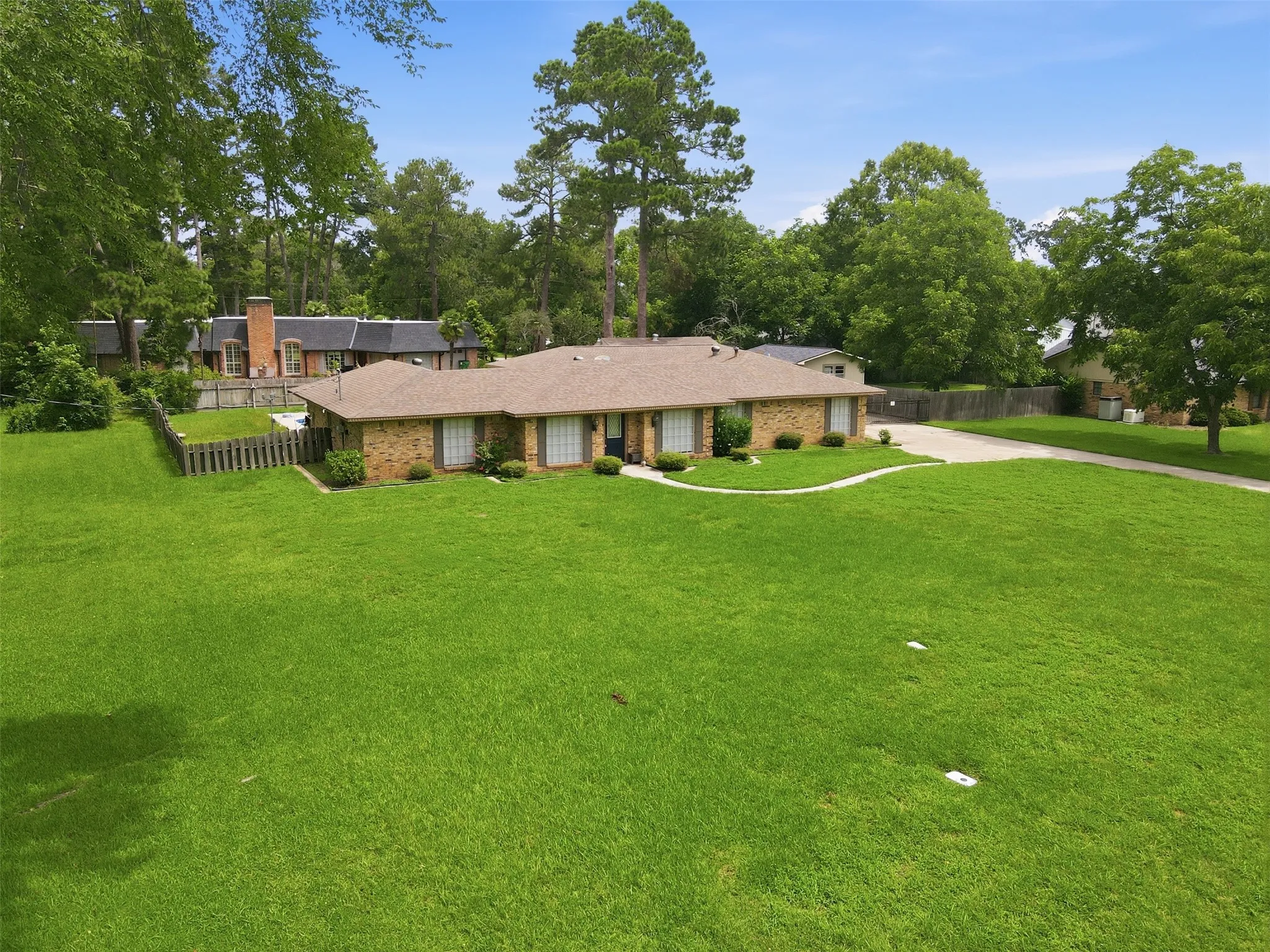 Single Family Residence For Sale in Panola County , 1302 W Sabine Street, Carthage, Texas 75633, 3 Bedroom, 3 Bathroom, Garage spaces, 2,340 Sqft, built in 1979, Preowned, mls#21242787, Real Estate Agent in Carthage, Homes For Sale in Panola county, Homes For Sale in Carthage, Realtor in Carthage Texas, Real Estate Brokerage Independent Realty Texas, Luminita Cordes Realtor