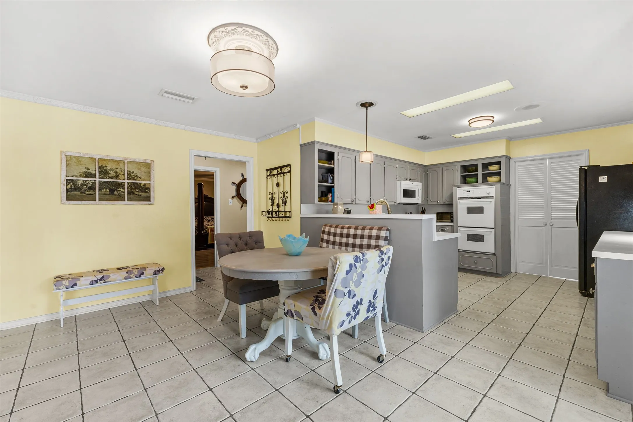 Single Family Residence For Sale in Panola County , 1302 W Sabine Street, Carthage, Texas 75633, 3 Bedroom, 3 Bathroom, Garage spaces, 2,340 Sqft, built in 1979, Preowned, mls#21242787, Real Estate Agent in Carthage, Homes For Sale in Panola county, Homes For Sale in Carthage, Realtor in Carthage Texas, Real Estate Brokerage Independent Realty Texas, Luminita Cordes Realtor