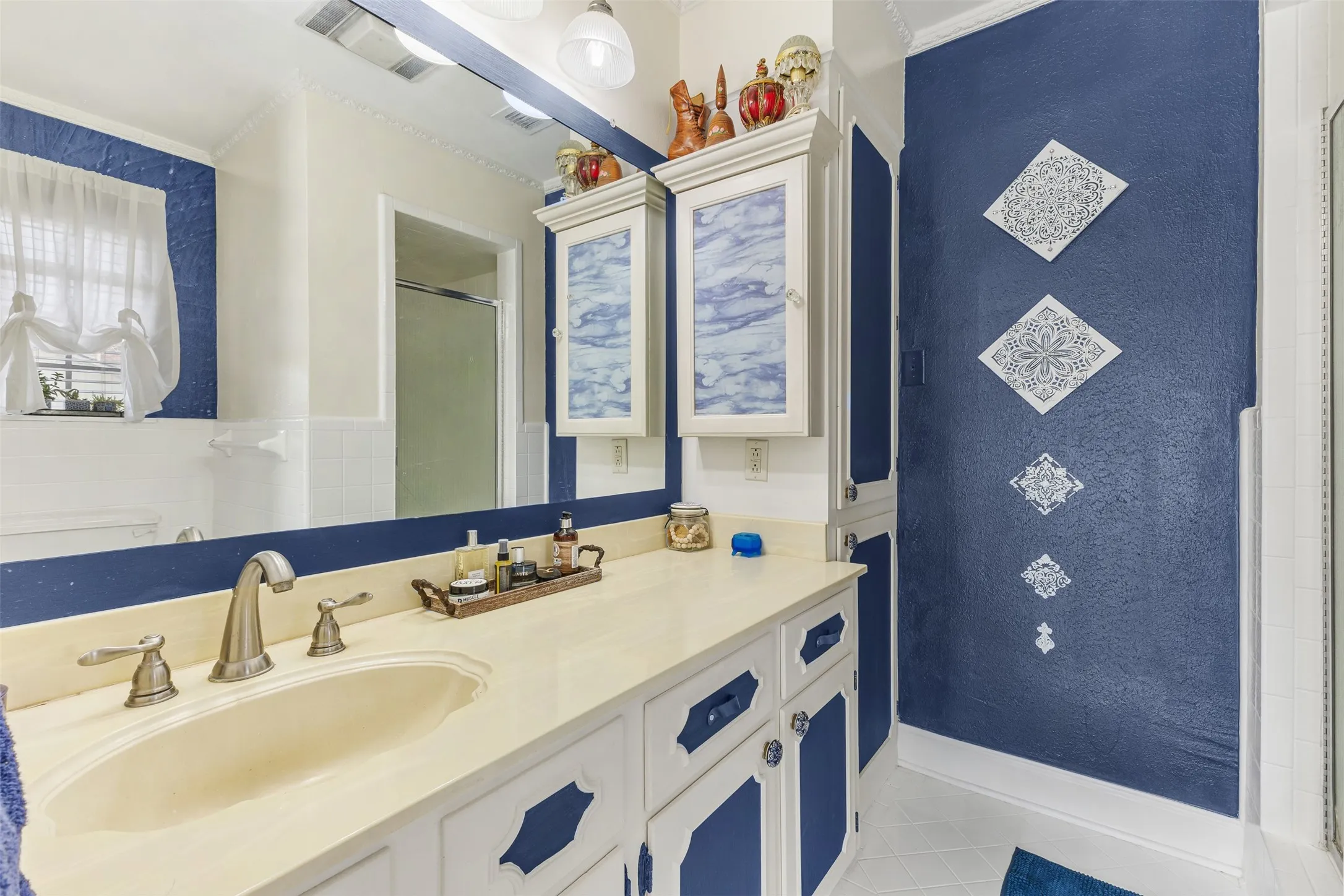 Single Family Residence For Sale in Panola County , 1302 W Sabine Street, Carthage, Texas 75633, 3 Bedroom, 3 Bathroom, Garage spaces, 2,340 Sqft, built in 1979, Preowned, mls#21242787, Real Estate Agent in Carthage, Homes For Sale in Panola county, Homes For Sale in Carthage, Realtor in Carthage Texas, Real Estate Brokerage Independent Realty Texas, Luminita Cordes Realtor