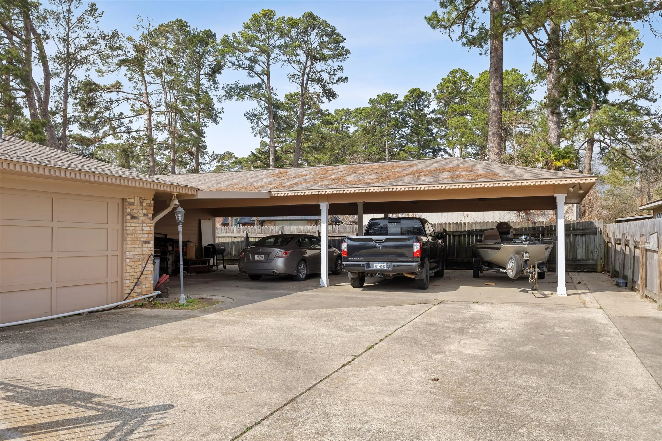 Single Family Residence For Sale in Panola County , 1302 W Sabine Street, Carthage, Texas 75633, 3 Bedroom, 3 Bathroom, Garage spaces, 2,340 Sqft, built in 1979, Preowned, mls#21242787, Real Estate Agent in Carthage, Homes For Sale in Panola county, Homes For Sale in Carthage, Realtor in Carthage Texas, Real Estate Brokerage Independent Realty Texas, Luminita Cordes Realtor