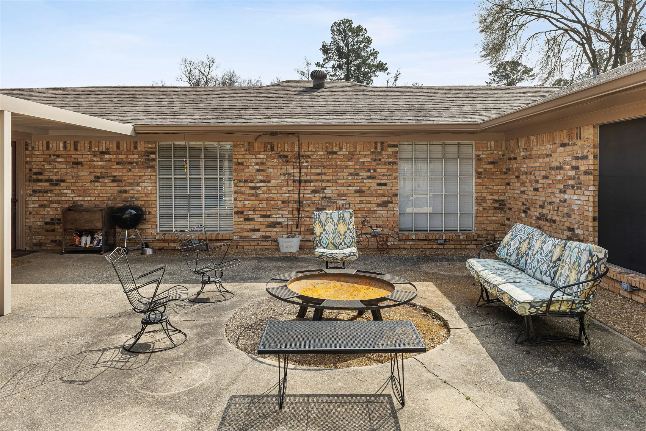 Single Family Residence For Sale in Panola County , 1302 W Sabine Street, Carthage, Texas 75633, 3 Bedroom, 3 Bathroom, Garage spaces, 2,340 Sqft, built in 1979, Preowned, mls#21242787, Real Estate Agent in Carthage, Homes For Sale in Panola county, Homes For Sale in Carthage, Realtor in Carthage Texas, Real Estate Brokerage Independent Realty Texas, Luminita Cordes Realtor