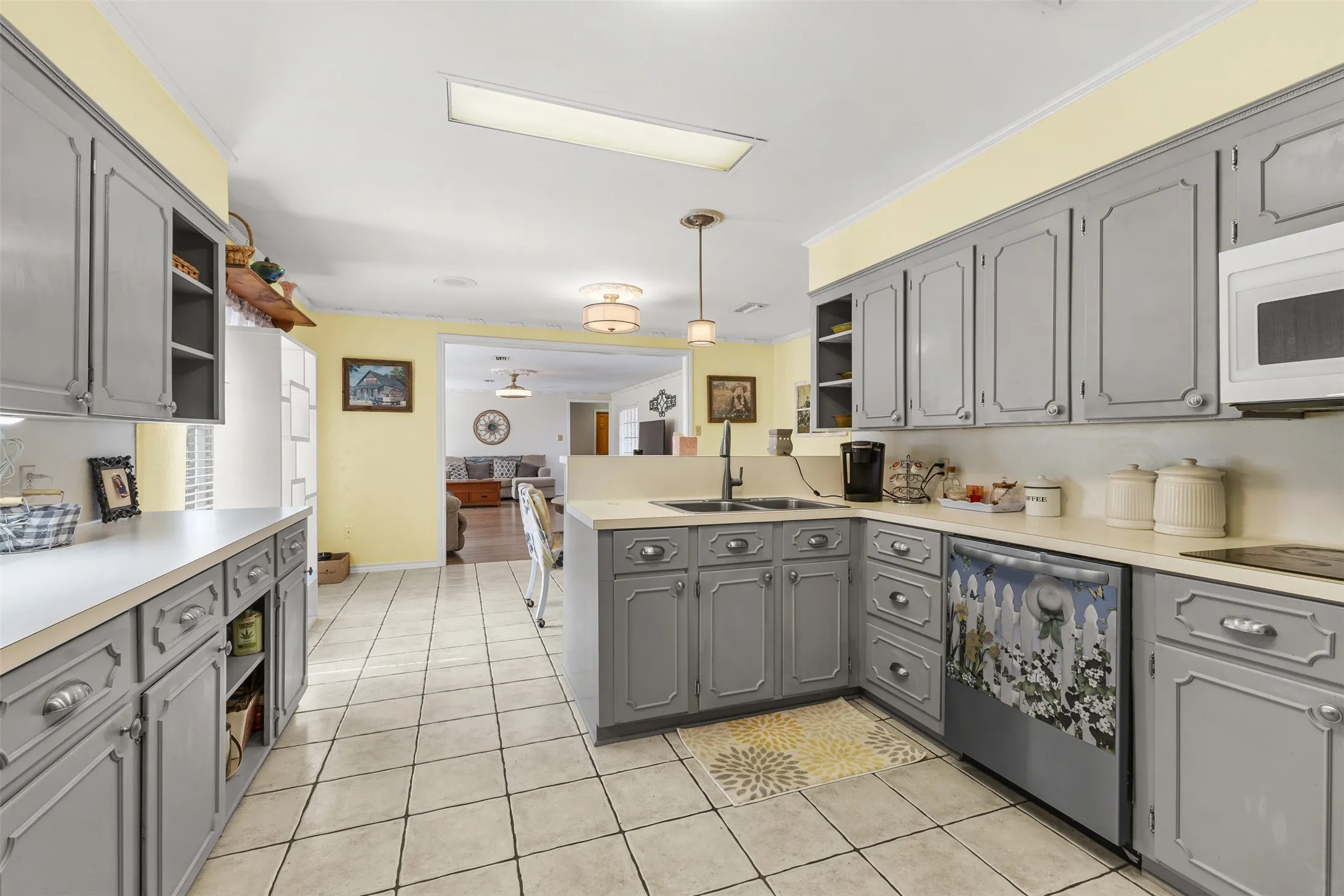 Single Family Residence For Sale in Panola County , 1302 W Sabine Street, Carthage, Texas 75633, 3 Bedroom, 3 Bathroom, Garage spaces, 2,340 Sqft, built in 1979, Preowned, mls#21242787, Real Estate Agent in Carthage, Homes For Sale in Panola county, Homes For Sale in Carthage, Realtor in Carthage Texas, Real Estate Brokerage Independent Realty Texas, Luminita Cordes Realtor