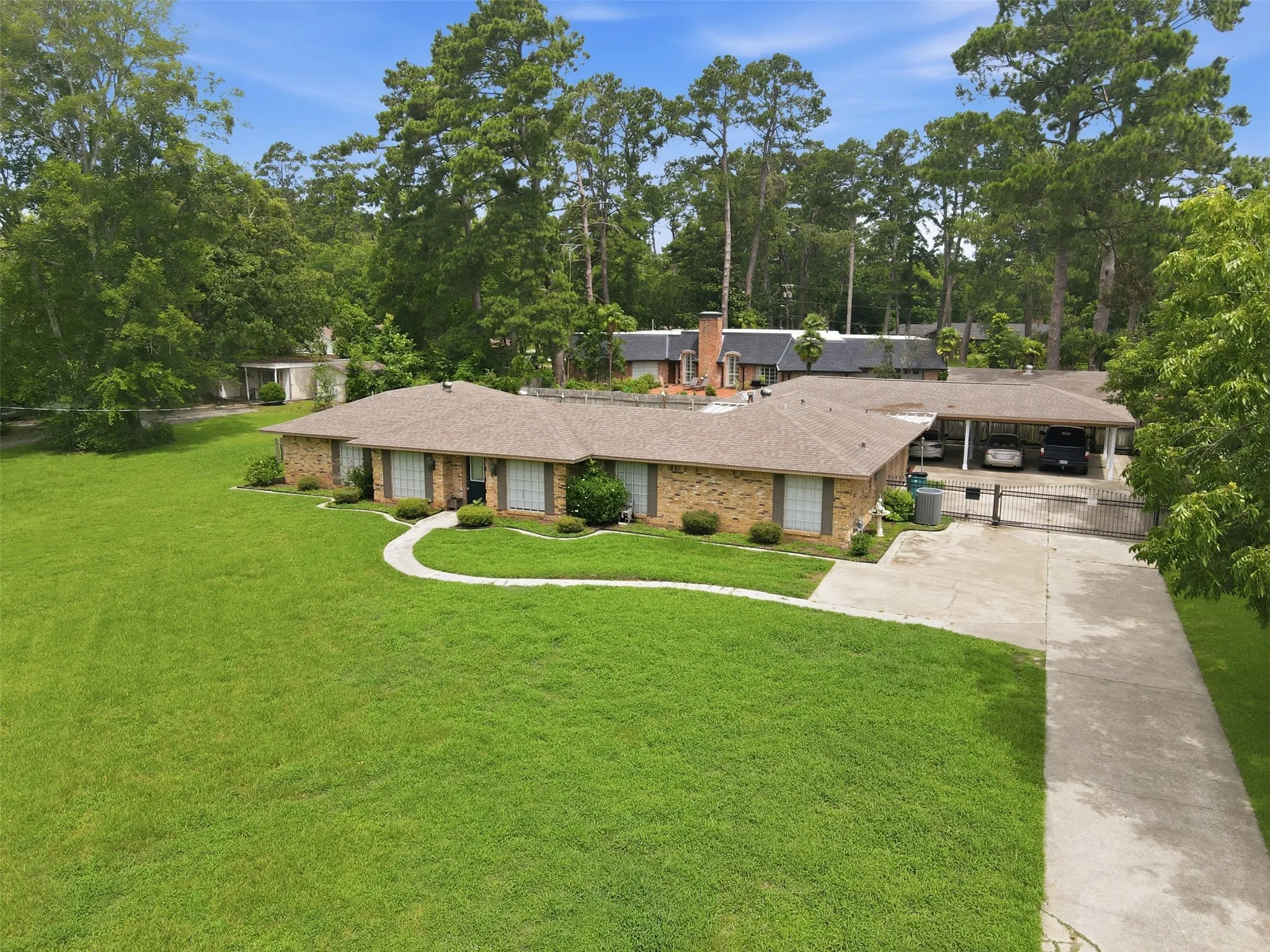 Single Family Residence For Sale in Panola County , 1302 W Sabine Street, Carthage, Texas 75633, 3 Bedroom, 3 Bathroom, Garage spaces, 2,340 Sqft, built in 1979, Preowned, mls#21242787, Real Estate Agent in Carthage, Homes For Sale in Panola county, Homes For Sale in Carthage, Realtor in Carthage Texas, Real Estate Brokerage Independent Realty Texas, Luminita Cordes Realtor