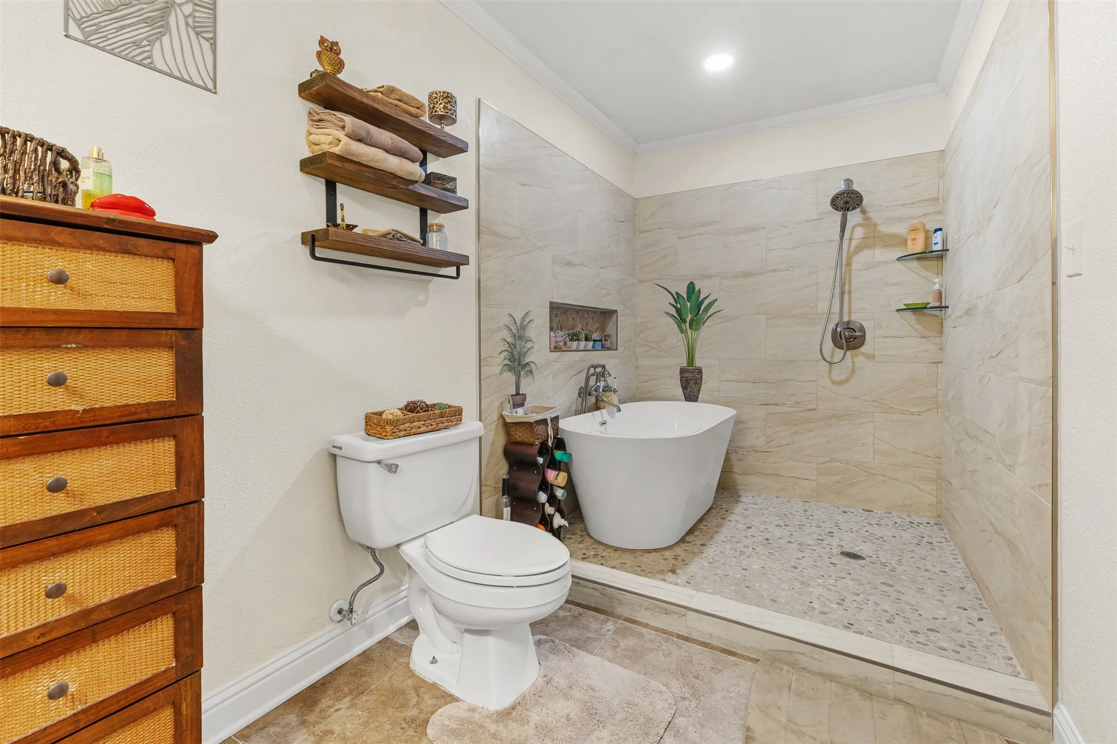 Single Family Residence For Sale in Panola County , 1302 W Sabine Street, Carthage, Texas 75633, 3 Bedroom, 3 Bathroom, Garage spaces, 2,340 Sqft, built in 1979, Preowned, mls#21242787, Real Estate Agent in Carthage, Homes For Sale in Panola county, Homes For Sale in Carthage, Realtor in Carthage Texas, Real Estate Brokerage Independent Realty Texas, Luminita Cordes Realtor