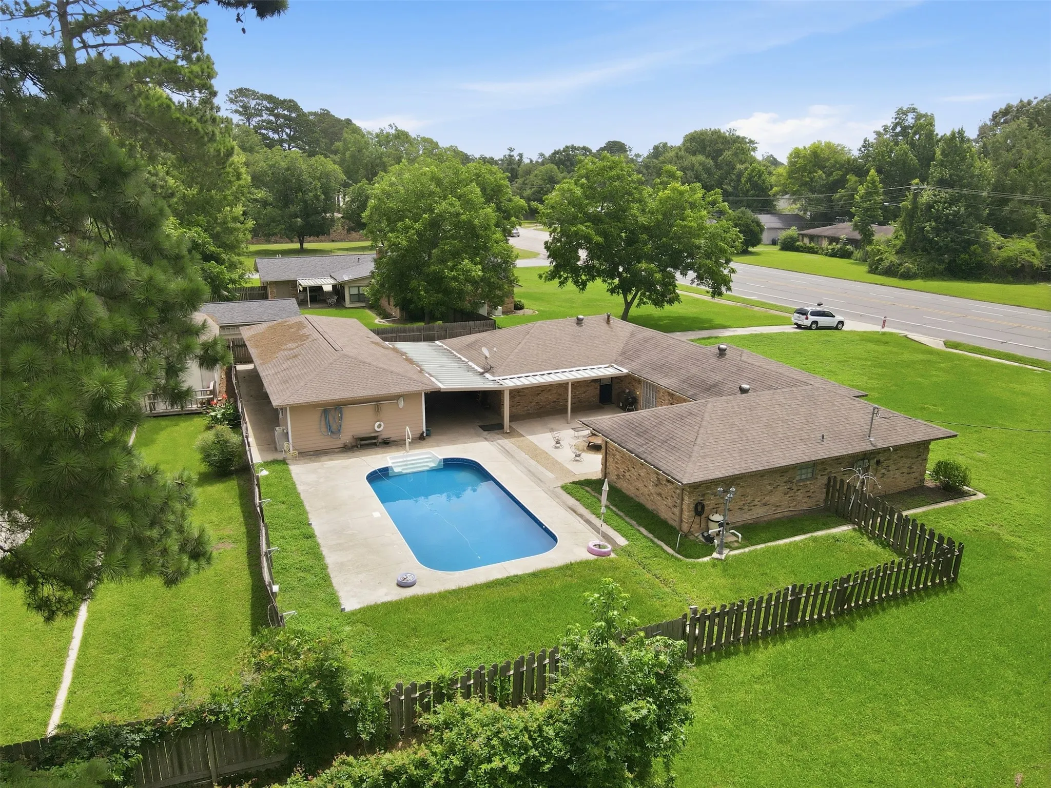 Single Family Residence For Sale in Panola County , 1302 W Sabine Street, Carthage, Texas 75633, 3 Bedroom, 3 Bathroom, Garage spaces, 2,340 Sqft, built in 1979, Preowned, mls#21242787, Real Estate Agent in Carthage, Homes For Sale in Panola county, Homes For Sale in Carthage, Realtor in Carthage Texas, Real Estate Brokerage Independent Realty Texas, Luminita Cordes Realtor