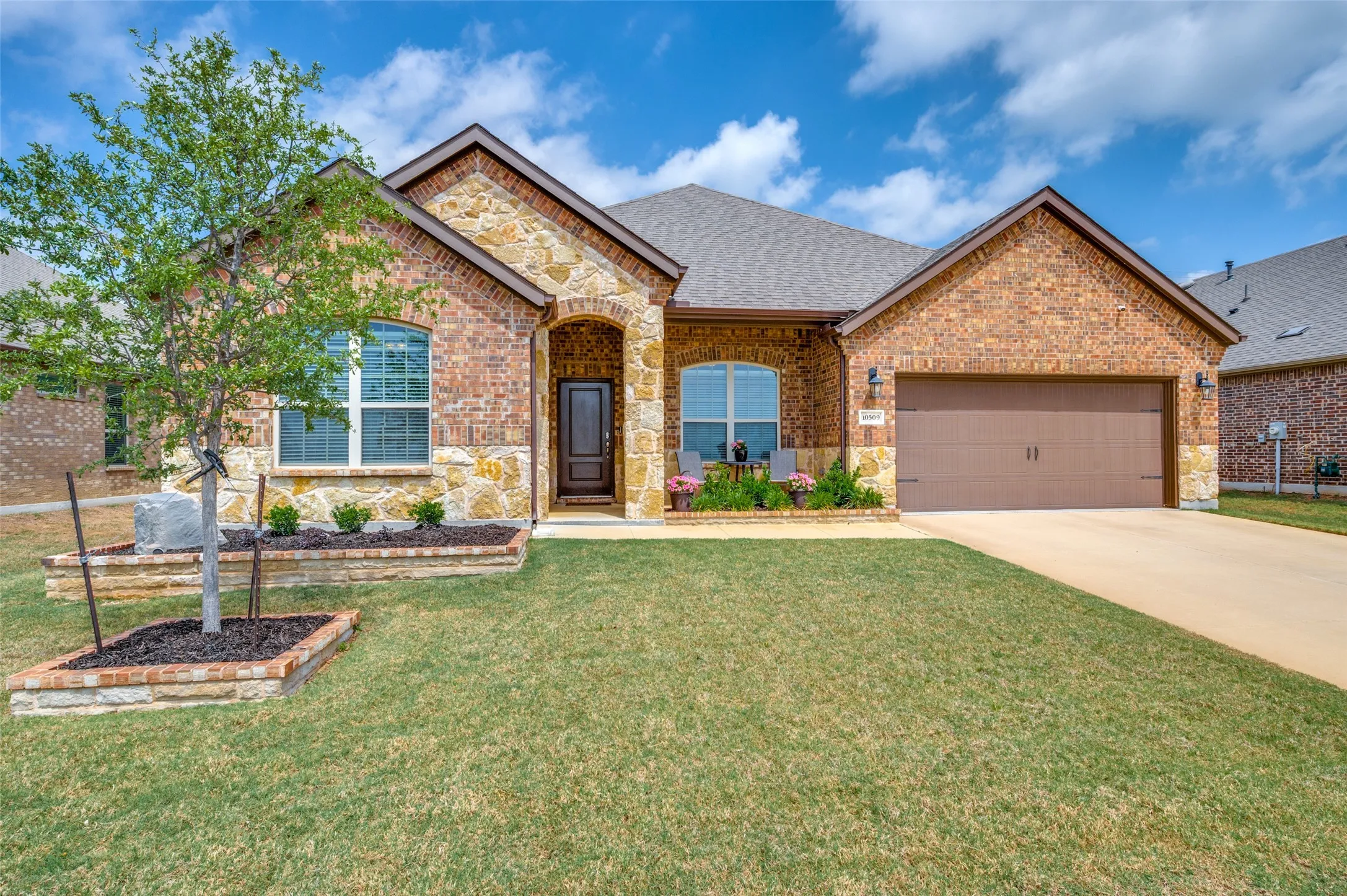 Single Family Residence For Sale in Denton County , 10509 Table Bluff Street, Aubrey, Texas 76227, 4 Bedroom, 3 Bathroom, 2 Garage spaces, 2,449 Sqft, built in 2021, Preowned, mls#21243607, Real Estate Agent in Aubrey, Homes For Sale in Denton county, Homes For Sale in Aubrey, Realtor in Aubrey Texas, Real Estate Brokerage Independent Realty Texas, Luminita Cordes Realtor