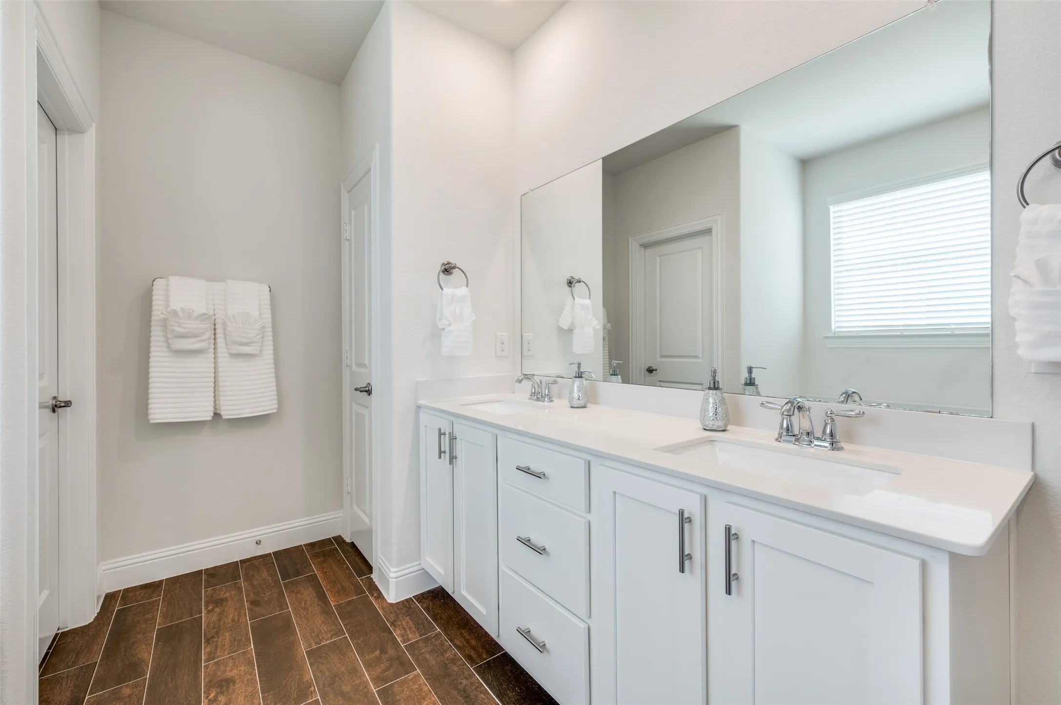 Single Family Residence For Sale in Denton County , 10509 Table Bluff Street, Aubrey, Texas 76227, 4 Bedroom, 3 Bathroom, 2 Garage spaces, 2,449 Sqft, built in 2021, Preowned, mls#21243607, Real Estate Agent in Aubrey, Homes For Sale in Denton county, Homes For Sale in Aubrey, Realtor in Aubrey Texas, Real Estate Brokerage Independent Realty Texas, Luminita Cordes Realtor
