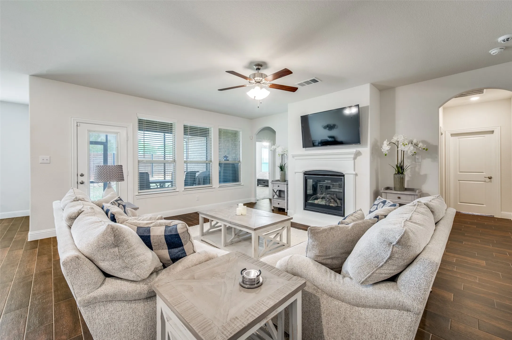 Single Family Residence For Sale in Denton County , 10509 Table Bluff Street, Aubrey, Texas 76227, 4 Bedroom, 3 Bathroom, 2 Garage spaces, 2,449 Sqft, built in 2021, Preowned, mls#21243607, Real Estate Agent in Aubrey, Homes For Sale in Denton county, Homes For Sale in Aubrey, Realtor in Aubrey Texas, Real Estate Brokerage Independent Realty Texas, Luminita Cordes Realtor