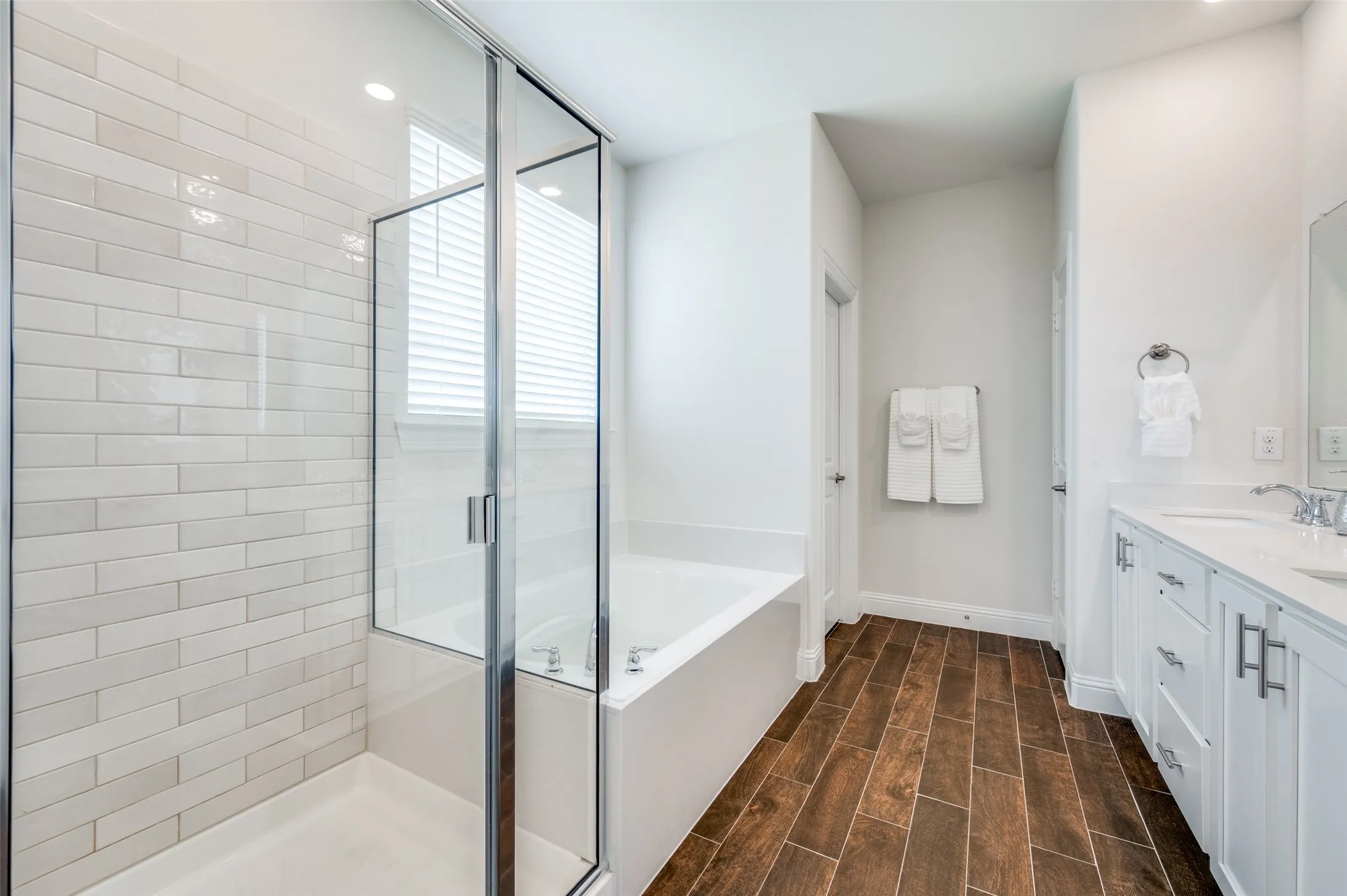 Single Family Residence For Sale in Denton County , 10509 Table Bluff Street, Aubrey, Texas 76227, 4 Bedroom, 3 Bathroom, 2 Garage spaces, 2,449 Sqft, built in 2021, Preowned, mls#21243607, Real Estate Agent in Aubrey, Homes For Sale in Denton county, Homes For Sale in Aubrey, Realtor in Aubrey Texas, Real Estate Brokerage Independent Realty Texas, Luminita Cordes Realtor
