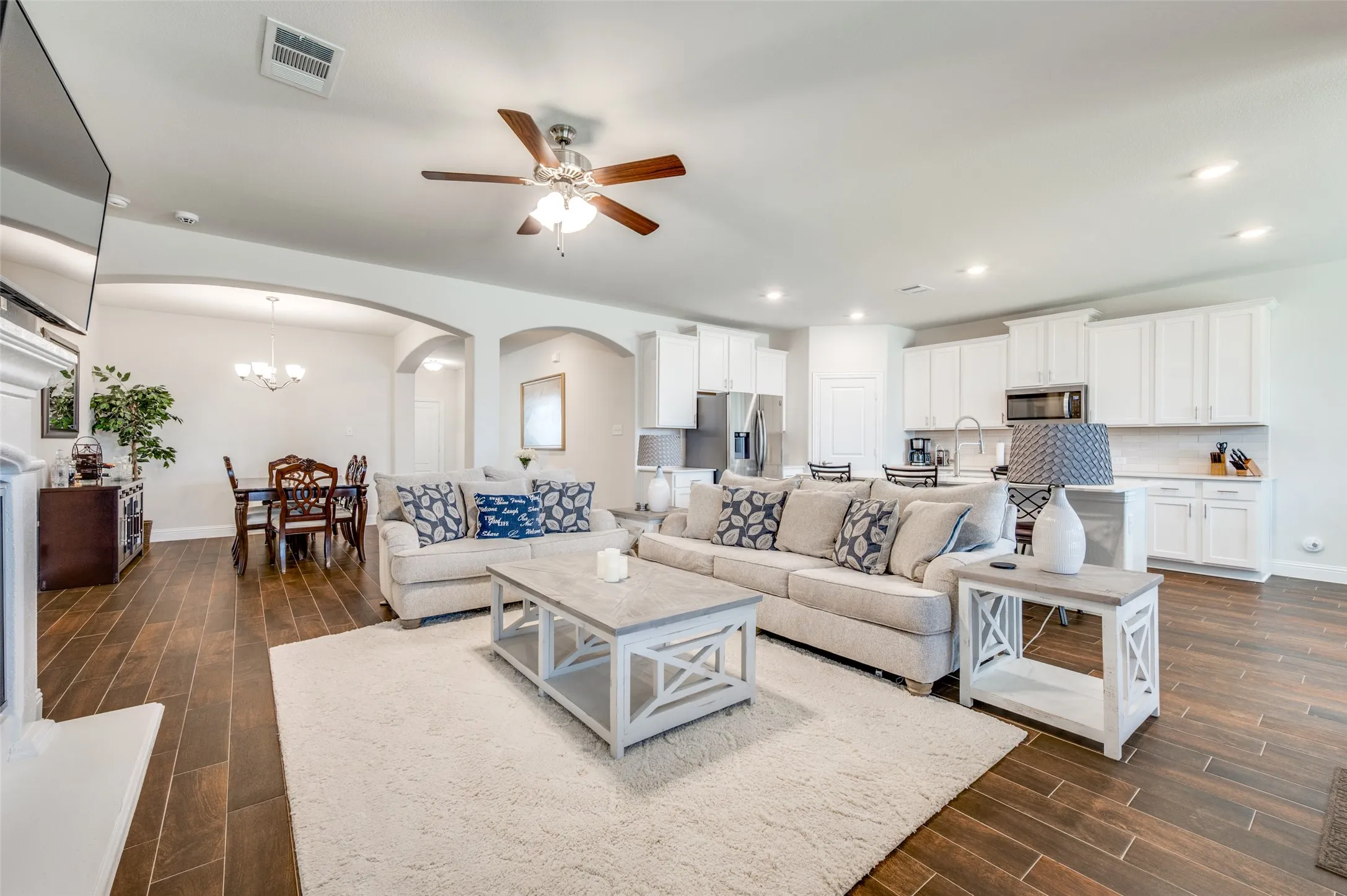 Single Family Residence For Sale in Denton County , 10509 Table Bluff Street, Aubrey, Texas 76227, 4 Bedroom, 3 Bathroom, 2 Garage spaces, 2,449 Sqft, built in 2021, Preowned, mls#21243607, Real Estate Agent in Aubrey, Homes For Sale in Denton county, Homes For Sale in Aubrey, Realtor in Aubrey Texas, Real Estate Brokerage Independent Realty Texas, Luminita Cordes Realtor