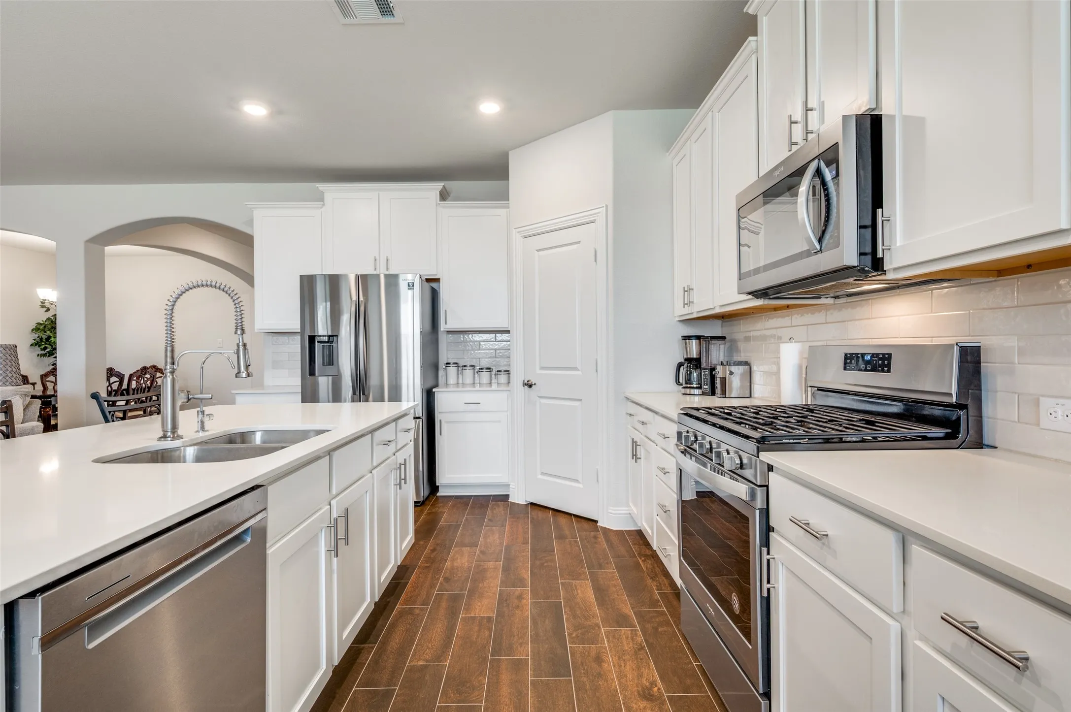 Single Family Residence For Sale in Denton County , 10509 Table Bluff Street, Aubrey, Texas 76227, 4 Bedroom, 3 Bathroom, 2 Garage spaces, 2,449 Sqft, built in 2021, Preowned, mls#21243607, Real Estate Agent in Aubrey, Homes For Sale in Denton county, Homes For Sale in Aubrey, Realtor in Aubrey Texas, Real Estate Brokerage Independent Realty Texas, Luminita Cordes Realtor