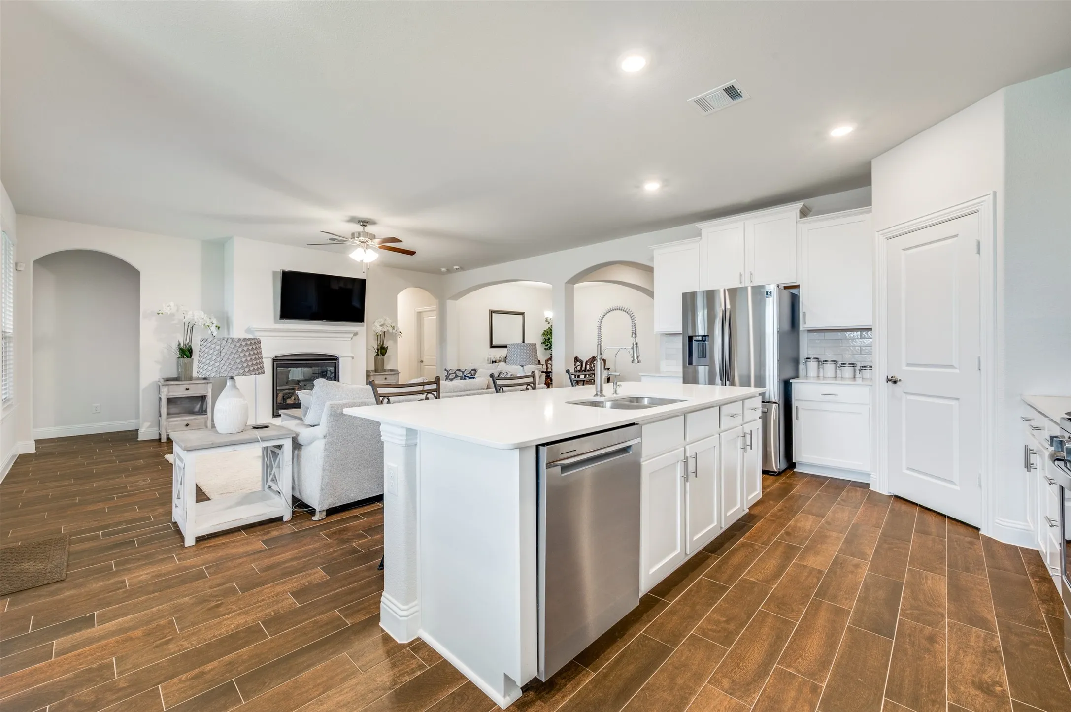 Single Family Residence For Sale in Denton County , 10509 Table Bluff Street, Aubrey, Texas 76227, 4 Bedroom, 3 Bathroom, 2 Garage spaces, 2,449 Sqft, built in 2021, Preowned, mls#21243607, Real Estate Agent in Aubrey, Homes For Sale in Denton county, Homes For Sale in Aubrey, Realtor in Aubrey Texas, Real Estate Brokerage Independent Realty Texas, Luminita Cordes Realtor