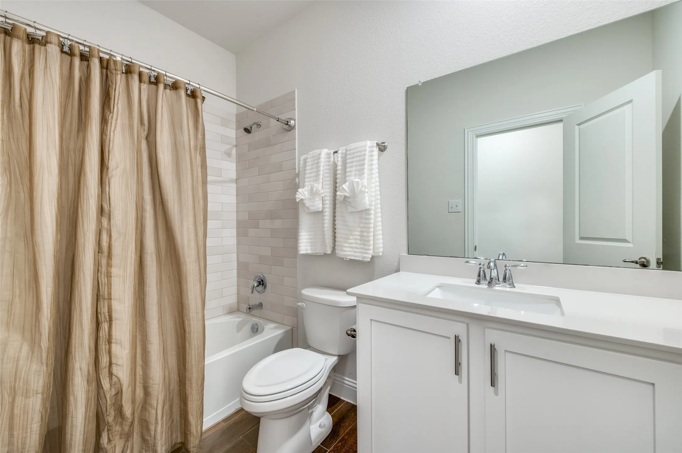 Single Family Residence For Sale in Denton County , 10509 Table Bluff Street, Aubrey, Texas 76227, 4 Bedroom, 3 Bathroom, 2 Garage spaces, 2,449 Sqft, built in 2021, Preowned, mls#21243607, Real Estate Agent in Aubrey, Homes For Sale in Denton county, Homes For Sale in Aubrey, Realtor in Aubrey Texas, Real Estate Brokerage Independent Realty Texas, Luminita Cordes Realtor