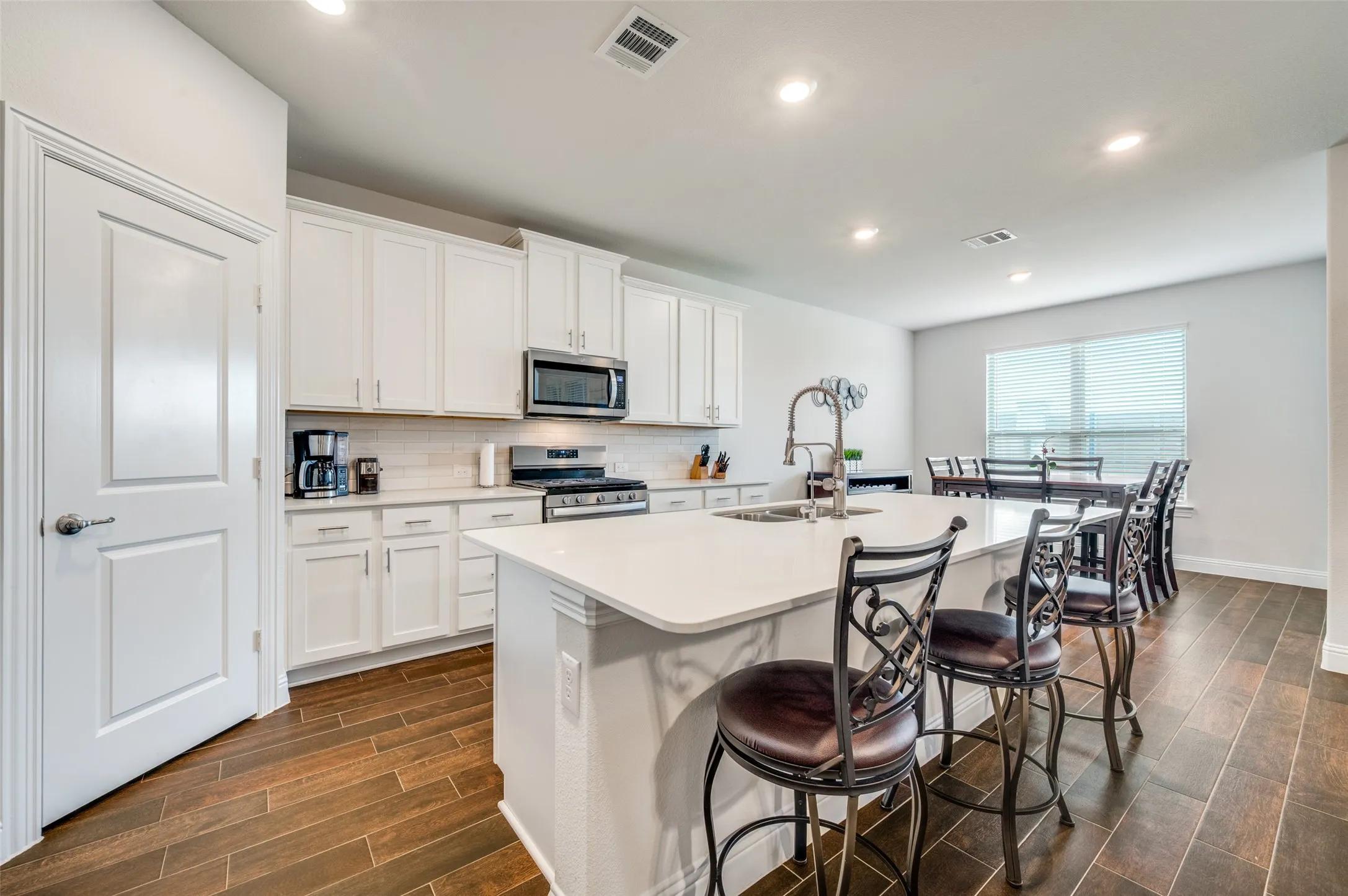 Single Family Residence For Sale in Denton County , 10509 Table Bluff Street, Aubrey, Texas 76227, 4 Bedroom, 3 Bathroom, 2 Garage spaces, 2,449 Sqft, built in 2021, Preowned, mls#21243607, Real Estate Agent in Aubrey, Homes For Sale in Denton county, Homes For Sale in Aubrey, Realtor in Aubrey Texas, Real Estate Brokerage Independent Realty Texas, Luminita Cordes Realtor