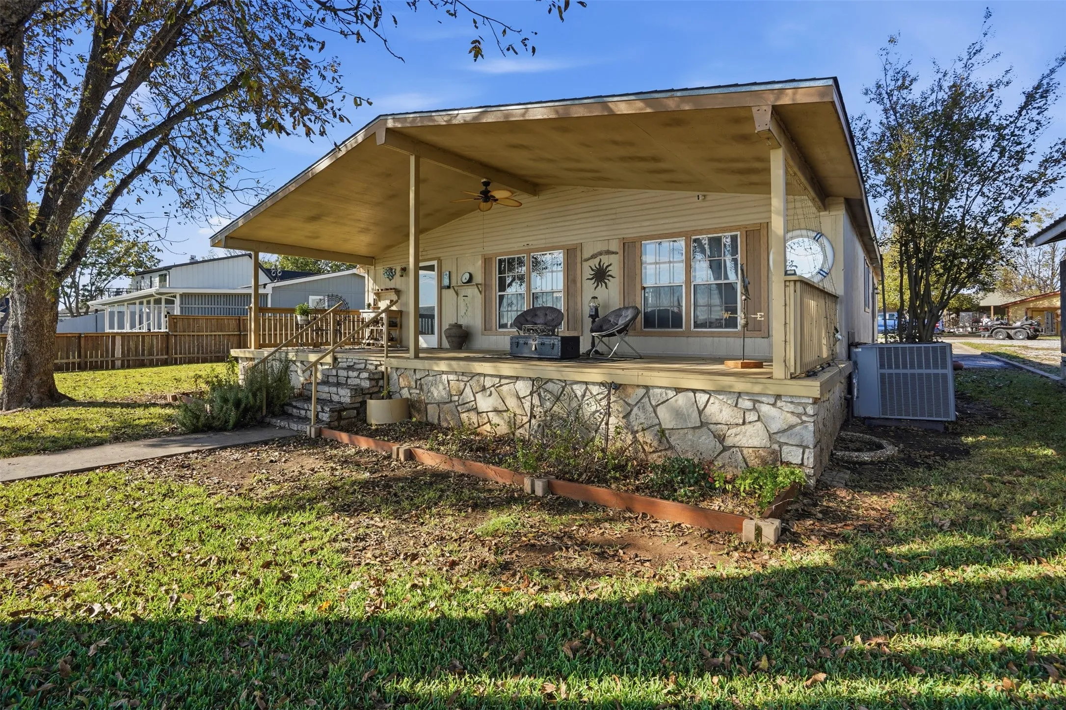 Mobile Home For Sale in Hood County , 4016 Linda Court, Granbury, Texas 76048, 2 Bedroom, 2 Bathroom, 2 Garage spaces, 1,372 Sqft, built in 1981, mls#21206386, Real Estate Agent in Granbury, Homes For Sale in Hood county, Homes For Sale in Granbury, Realtor in Granbury Texas, Real Estate Brokerage Independent Realty Texas, Luminita Cordes Realtor