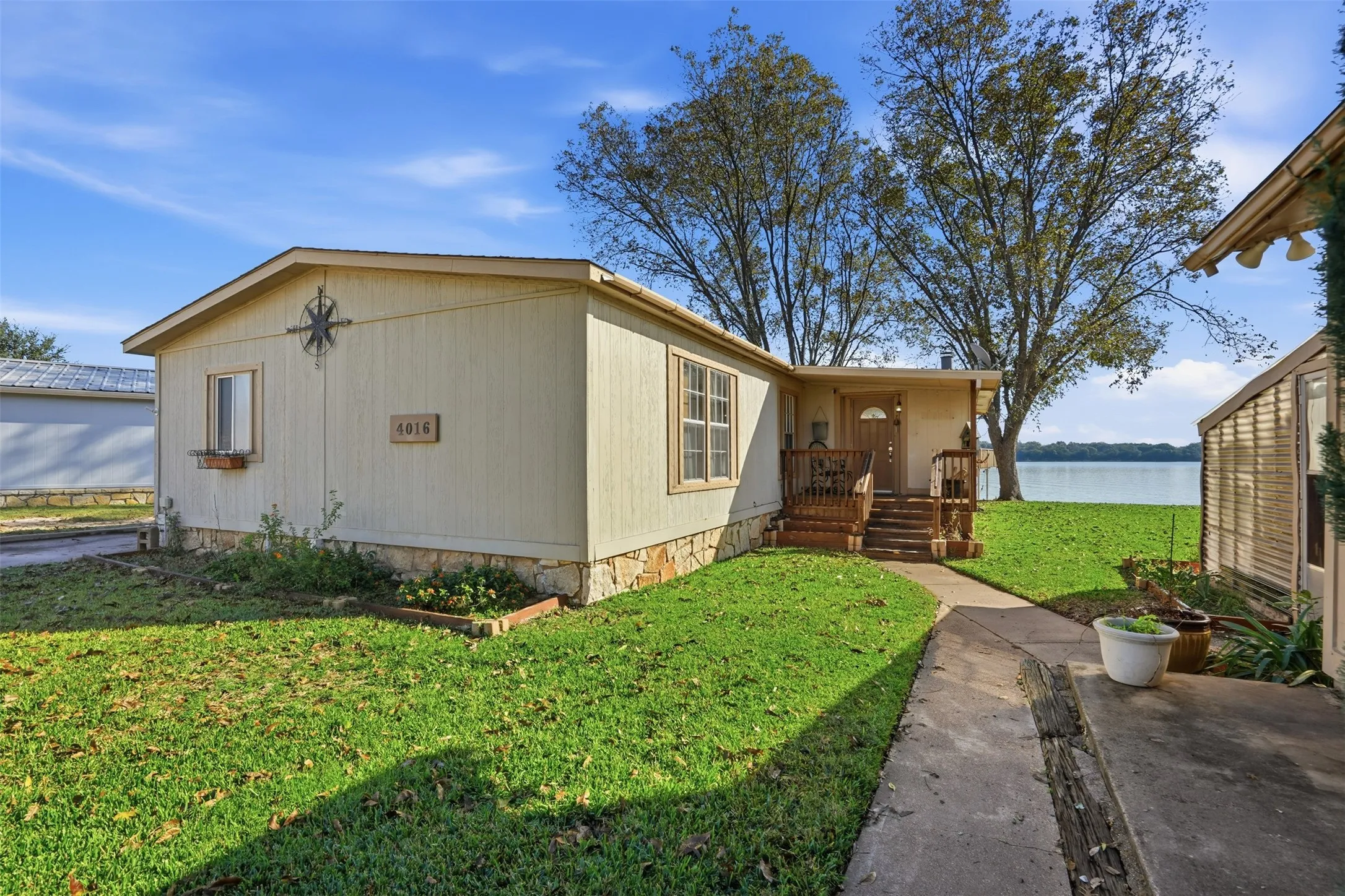Mobile Home For Sale in Hood County , 4016 Linda Court, Granbury, Texas 76048, 2 Bedroom, 2 Bathroom, 2 Garage spaces, 1,372 Sqft, built in 1981, mls#21206386, Real Estate Agent in Granbury, Homes For Sale in Hood county, Homes For Sale in Granbury, Realtor in Granbury Texas, Real Estate Brokerage Independent Realty Texas, Luminita Cordes Realtor
