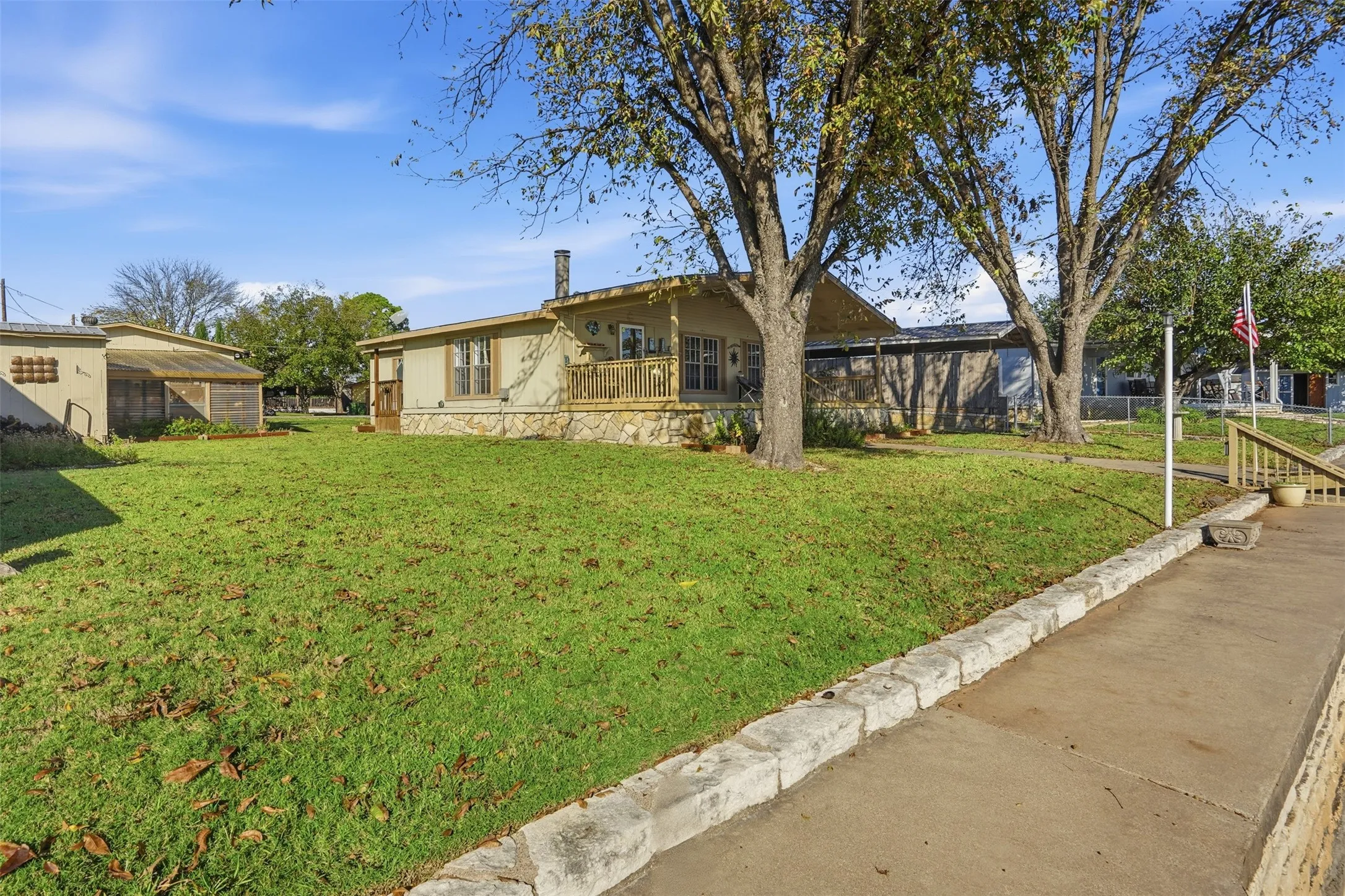 Mobile Home For Sale in Hood County , 4016 Linda Court, Granbury, Texas 76048, 2 Bedroom, 2 Bathroom, 2 Garage spaces, 1,372 Sqft, built in 1981, mls#21206386, Real Estate Agent in Granbury, Homes For Sale in Hood county, Homes For Sale in Granbury, Realtor in Granbury Texas, Real Estate Brokerage Independent Realty Texas, Luminita Cordes Realtor