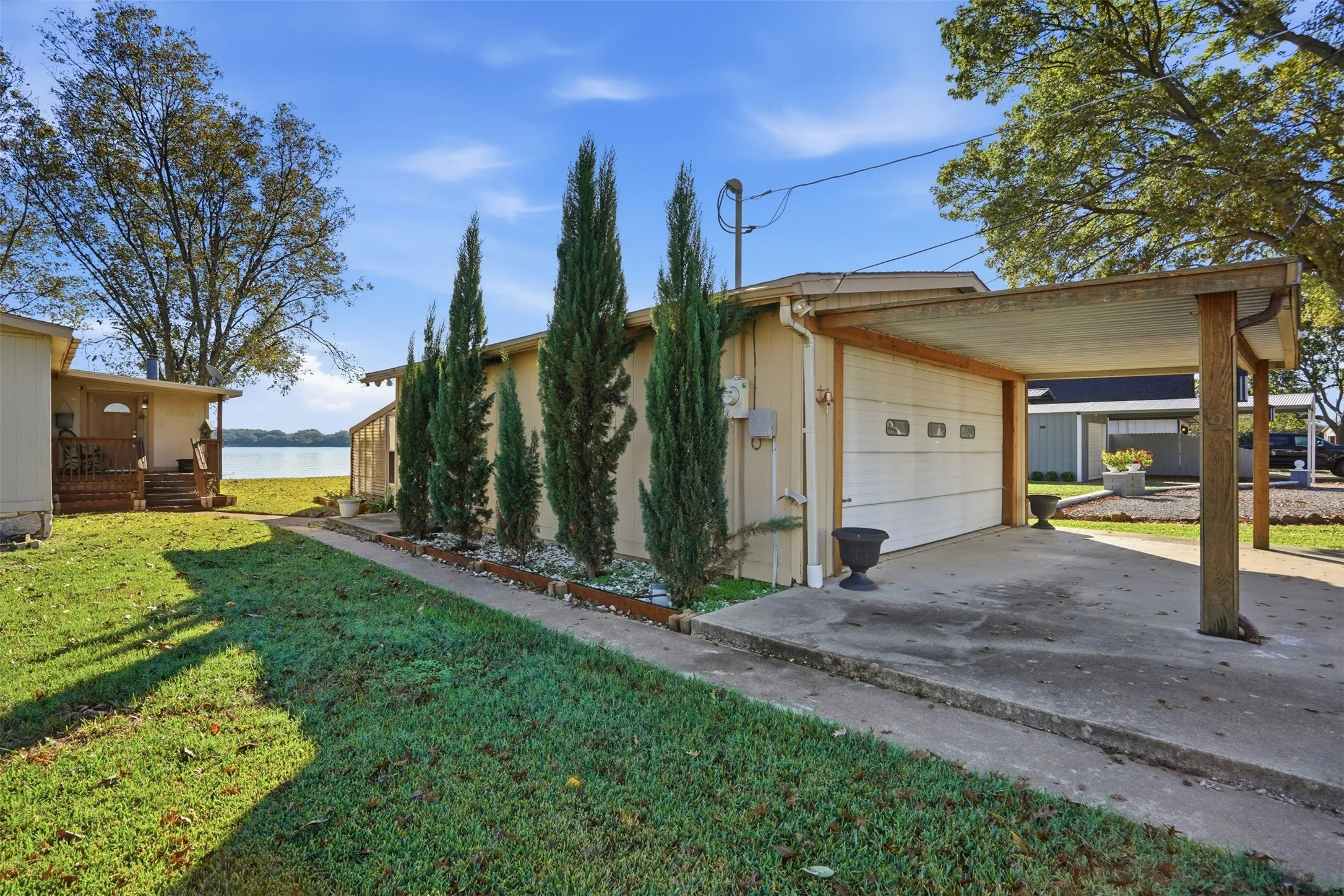 Mobile Home For Sale in Hood County , 4016 Linda Court, Granbury, Texas 76048, 2 Bedroom, 2 Bathroom, 2 Garage spaces, 1,372 Sqft, built in 1981, mls#21206386, Real Estate Agent in Granbury, Homes For Sale in Hood county, Homes For Sale in Granbury, Realtor in Granbury Texas, Real Estate Brokerage Independent Realty Texas, Luminita Cordes Realtor