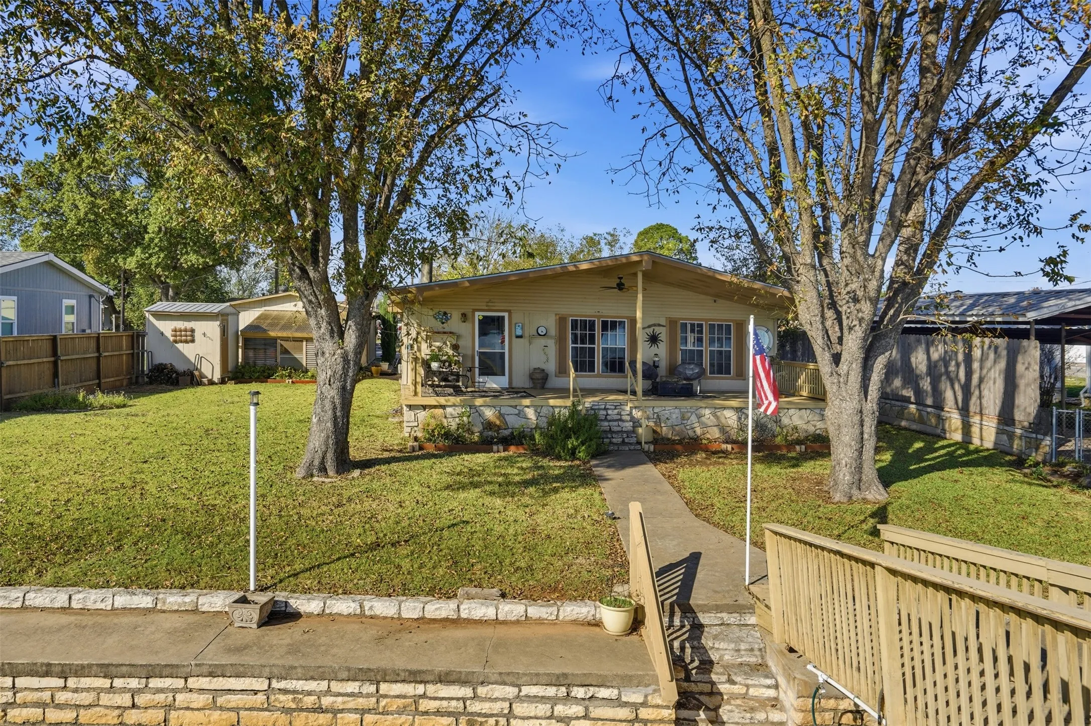 Mobile Home For Sale in Hood County , 4016 Linda Court, Granbury, Texas 76048, 2 Bedroom, 2 Bathroom, 2 Garage spaces, 1,372 Sqft, built in 1981, mls#21206386, Real Estate Agent in Granbury, Homes For Sale in Hood county, Homes For Sale in Granbury, Realtor in Granbury Texas, Real Estate Brokerage Independent Realty Texas, Luminita Cordes Realtor