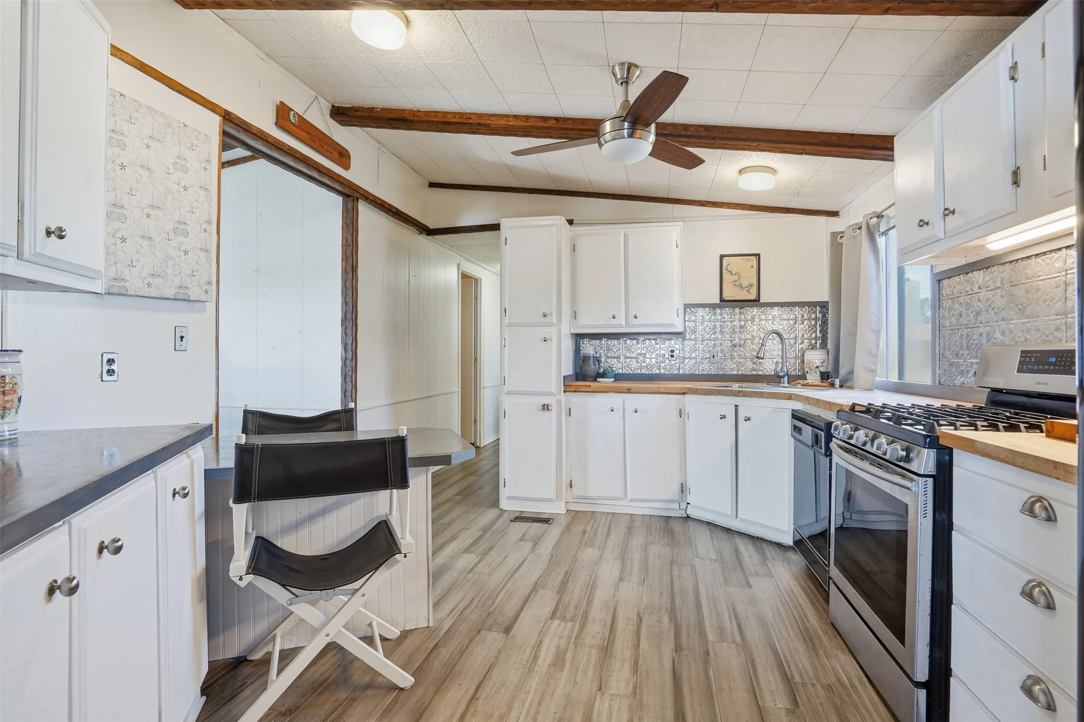 Mobile Home For Sale in Hood County , 4016 Linda Court, Granbury, Texas 76048, 2 Bedroom, 2 Bathroom, 2 Garage spaces, 1,372 Sqft, built in 1981, mls#21206386, Real Estate Agent in Granbury, Homes For Sale in Hood county, Homes For Sale in Granbury, Realtor in Granbury Texas, Real Estate Brokerage Independent Realty Texas, Luminita Cordes Realtor