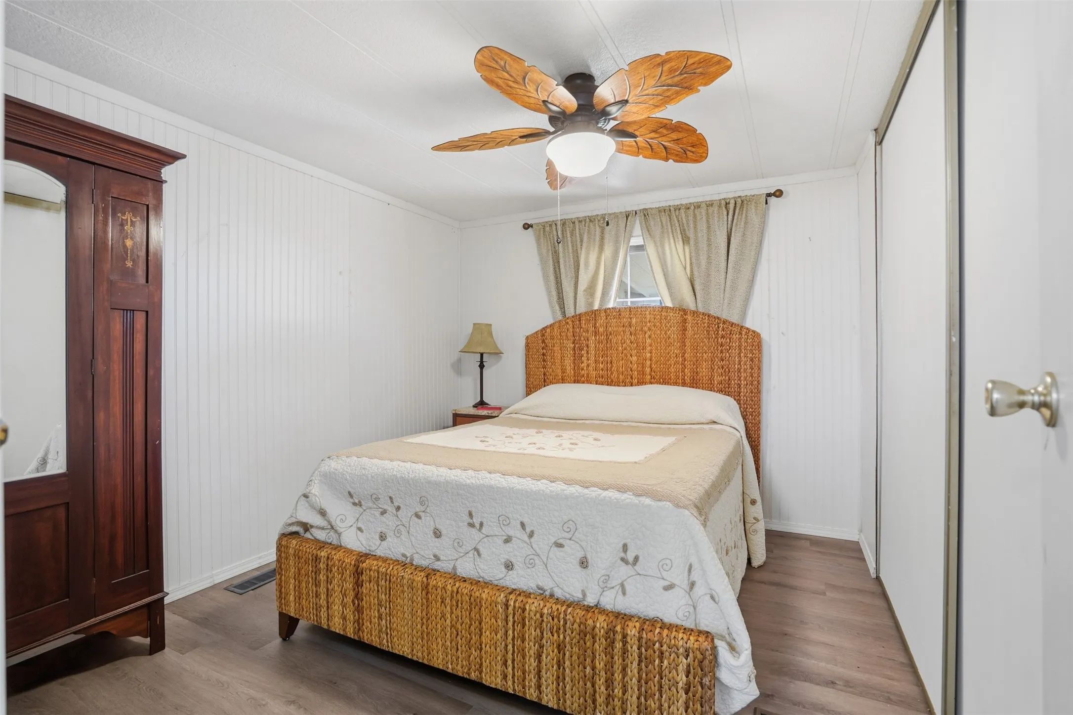 Mobile Home For Sale in Hood County , 4016 Linda Court, Granbury, Texas 76048, 2 Bedroom, 2 Bathroom, 2 Garage spaces, 1,372 Sqft, built in 1981, mls#21206386, Real Estate Agent in Granbury, Homes For Sale in Hood county, Homes For Sale in Granbury, Realtor in Granbury Texas, Real Estate Brokerage Independent Realty Texas, Luminita Cordes Realtor