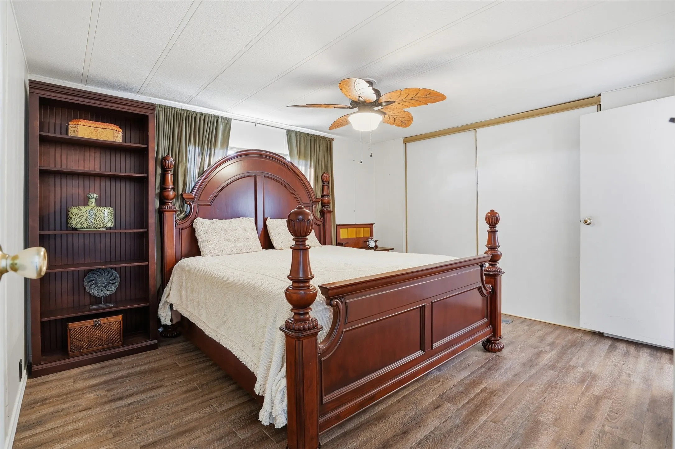 Mobile Home For Sale in Hood County , 4016 Linda Court, Granbury, Texas 76048, 2 Bedroom, 2 Bathroom, 2 Garage spaces, 1,372 Sqft, built in 1981, mls#21206386, Real Estate Agent in Granbury, Homes For Sale in Hood county, Homes For Sale in Granbury, Realtor in Granbury Texas, Real Estate Brokerage Independent Realty Texas, Luminita Cordes Realtor