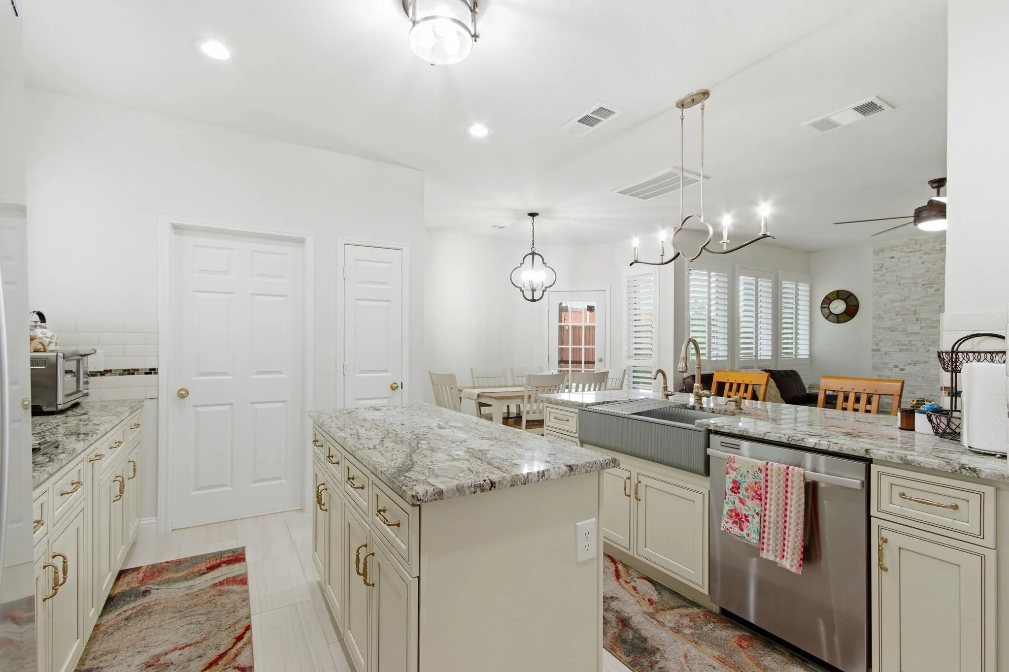 Single Family Residence For Sale in Denton County , 3852 Harrison Drive, Carrollton, Texas 75010, 4 Bedroom, 3 Bathroom, 2 Garage spaces, 2,696 Sqft, built in 1997, Preowned, mls#21219000, Real Estate Agent in Carrollton, Homes For Sale in Denton county, Homes For Sale in Carrollton, Realtor in Carrollton Texas, Real Estate Brokerage Independent Realty Texas, Luminita Cordes Realtor