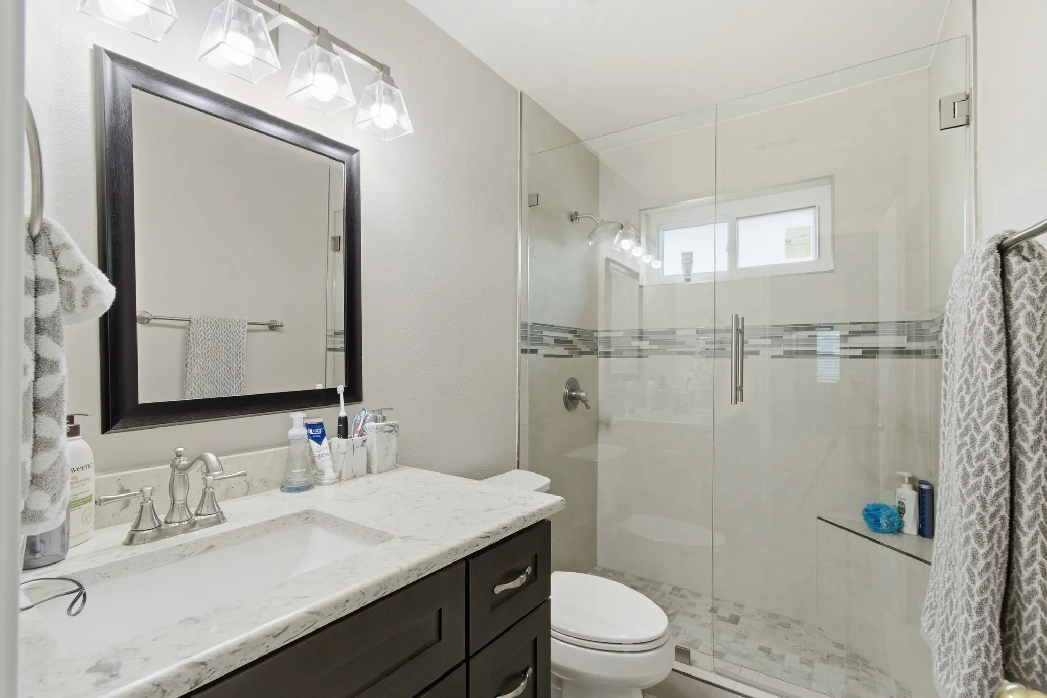 Single Family Residence For Sale in Denton County , 3852 Harrison Drive, Carrollton, Texas 75010, 4 Bedroom, 3 Bathroom, 2 Garage spaces, 2,696 Sqft, built in 1997, Preowned, mls#21219000, Real Estate Agent in Carrollton, Homes For Sale in Denton county, Homes For Sale in Carrollton, Realtor in Carrollton Texas, Real Estate Brokerage Independent Realty Texas, Luminita Cordes Realtor