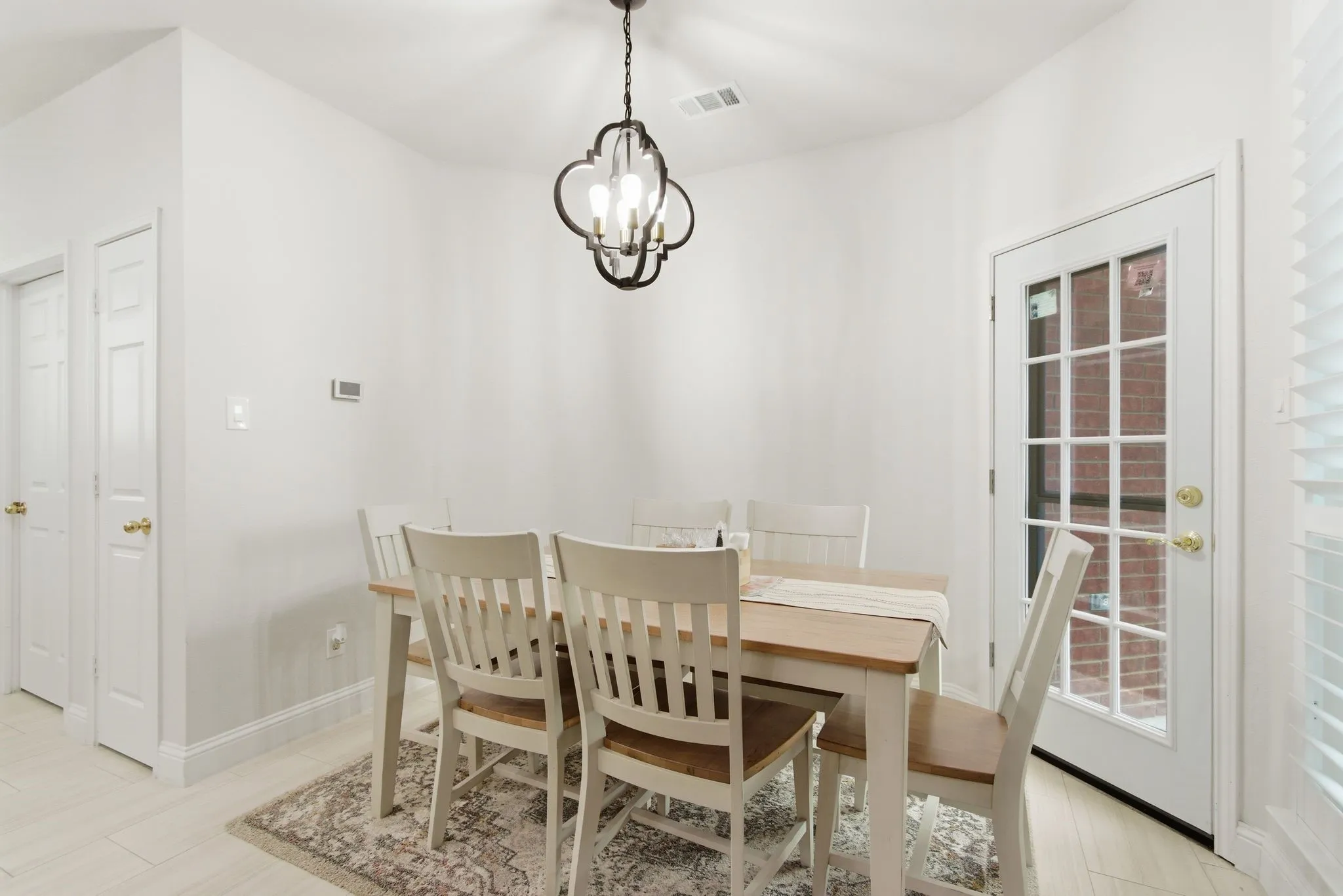 Single Family Residence For Sale in Denton County , 3852 Harrison Drive, Carrollton, Texas 75010, 4 Bedroom, 3 Bathroom, 2 Garage spaces, 2,696 Sqft, built in 1997, Preowned, mls#21219000, Real Estate Agent in Carrollton, Homes For Sale in Denton county, Homes For Sale in Carrollton, Realtor in Carrollton Texas, Real Estate Brokerage Independent Realty Texas, Luminita Cordes Realtor