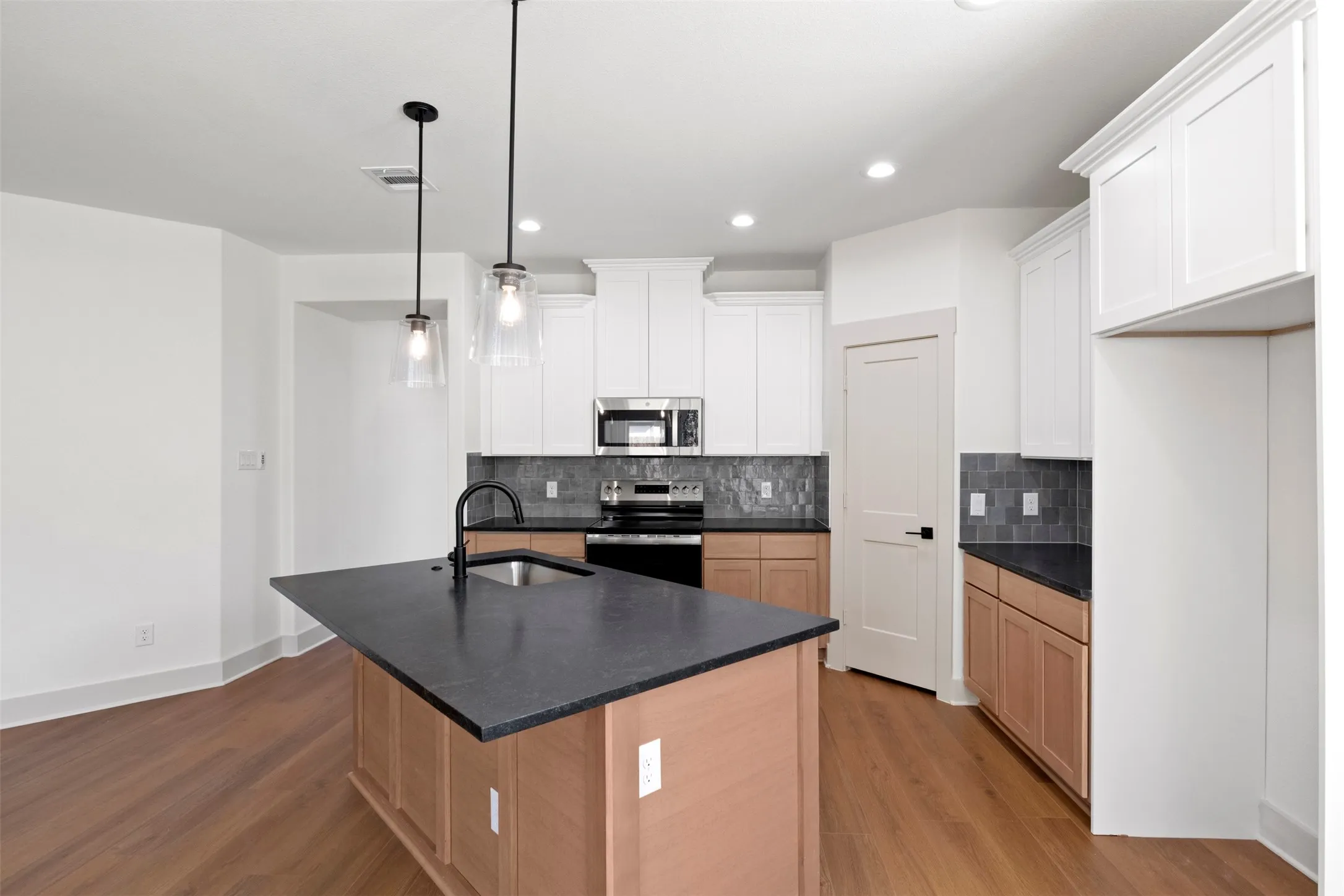 Single Family Residence For Sale in Ellis County , 713 Escovedo Drive, Italy, Texas 76651, 4 Bedroom, 2 Bathroom, 2 Garage spaces, 1,600 Sqft, built in 2025, New Construction - Complete, mls#21243588, Real Estate Agent in Italy, Homes For Sale in Ellis county, Homes For Sale in Italy, Realtor in Italy Texas, Real Estate Brokerage Independent Realty Texas, Luminita Cordes Realtor