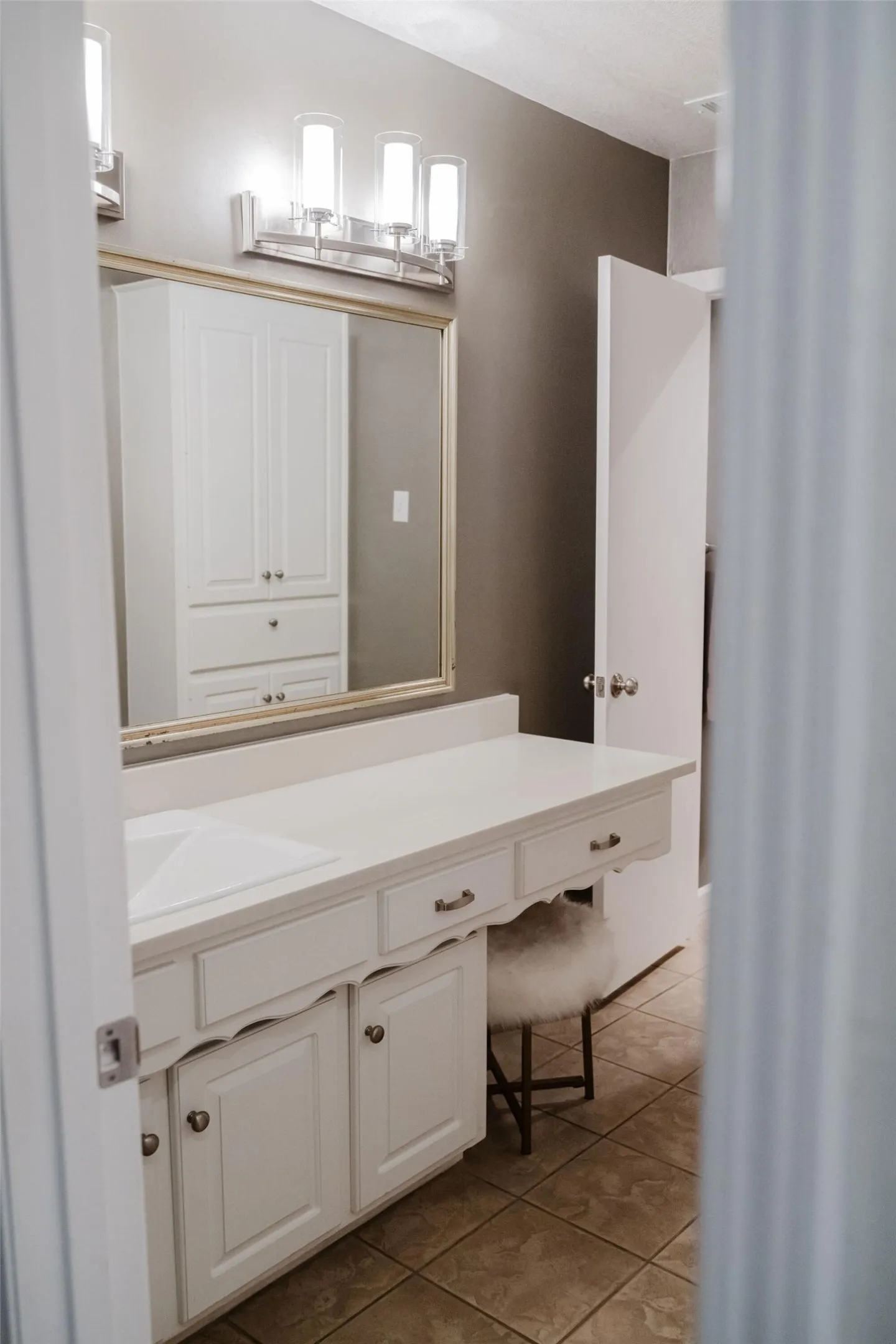 Single Family Residence For Sale in Dallas County , 3257 Brookhaven Club Drive, Farmers Branch, Texas 75234, 4 Bedroom, 3 Bathroom, 2 Garage spaces, 2,303 Sqft, built in 1972, mls#21243680, Real Estate Agent in Farmers Branch, Homes For Sale in Dallas county, Homes For Sale in Farmers Branch, Realtor in Farmers Branch Texas, Real Estate Brokerage Independent Realty Texas, Luminita Cordes Realtor