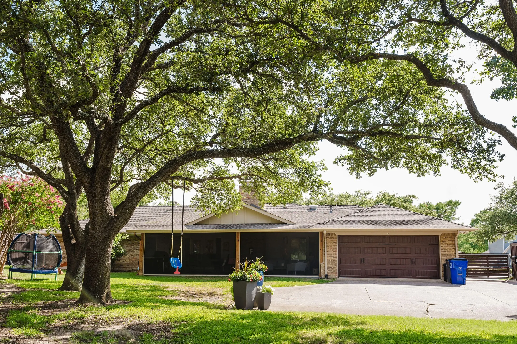 Single Family Residence For Sale in Dallas County , 3257 Brookhaven Club Drive, Farmers Branch, Texas 75234, 4 Bedroom, 3 Bathroom, 2 Garage spaces, 2,303 Sqft, built in 1972, mls#21243680, Real Estate Agent in Farmers Branch, Homes For Sale in Dallas county, Homes For Sale in Farmers Branch, Realtor in Farmers Branch Texas, Real Estate Brokerage Independent Realty Texas, Luminita Cordes Realtor