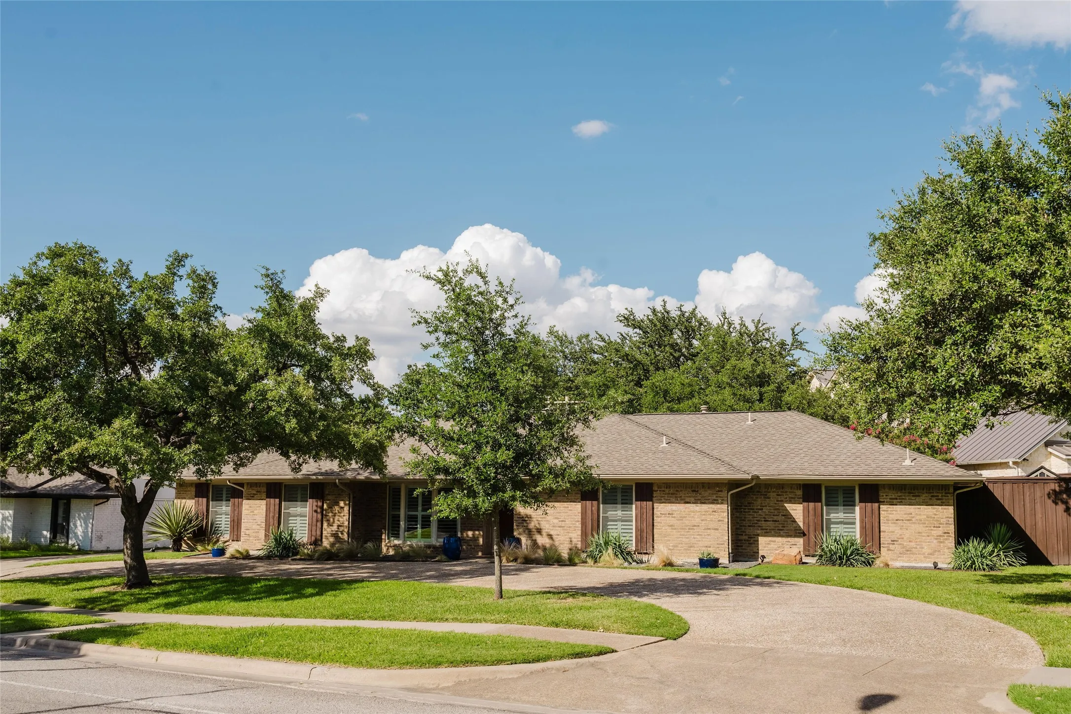 Single Family Residence For Sale in Dallas County , 3257 Brookhaven Club Drive, Farmers Branch, Texas 75234, 4 Bedroom, 3 Bathroom, 2 Garage spaces, 2,303 Sqft, built in 1972, mls#21243680, Real Estate Agent in Farmers Branch, Homes For Sale in Dallas county, Homes For Sale in Farmers Branch, Realtor in Farmers Branch Texas, Real Estate Brokerage Independent Realty Texas, Luminita Cordes Realtor