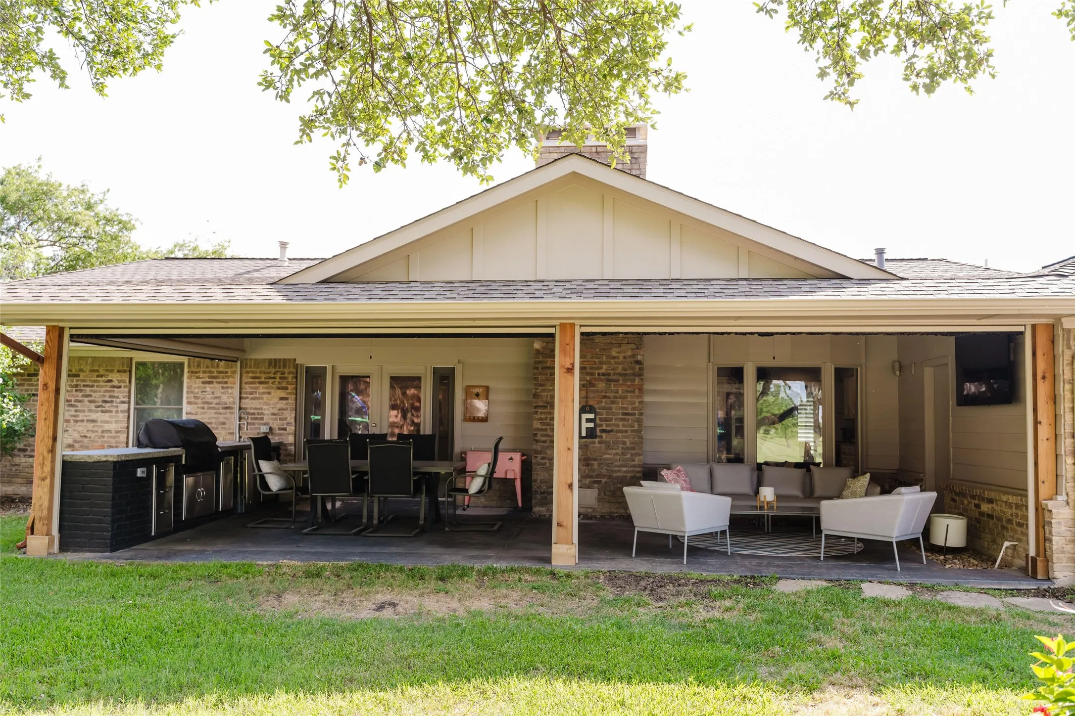 Single Family Residence For Sale in Dallas County , 3257 Brookhaven Club Drive, Farmers Branch, Texas 75234, 4 Bedroom, 3 Bathroom, 2 Garage spaces, 2,303 Sqft, built in 1972, mls#21243680, Real Estate Agent in Farmers Branch, Homes For Sale in Dallas county, Homes For Sale in Farmers Branch, Realtor in Farmers Branch Texas, Real Estate Brokerage Independent Realty Texas, Luminita Cordes Realtor