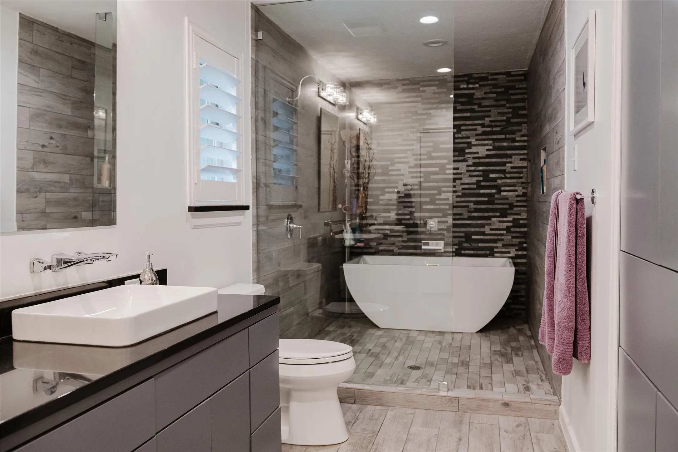 Single Family Residence For Sale in Dallas County , 3257 Brookhaven Club Drive, Farmers Branch, Texas 75234, 4 Bedroom, 3 Bathroom, 2 Garage spaces, 2,303 Sqft, built in 1972, mls#21243680, Real Estate Agent in Farmers Branch, Homes For Sale in Dallas county, Homes For Sale in Farmers Branch, Realtor in Farmers Branch Texas, Real Estate Brokerage Independent Realty Texas, Luminita Cordes Realtor