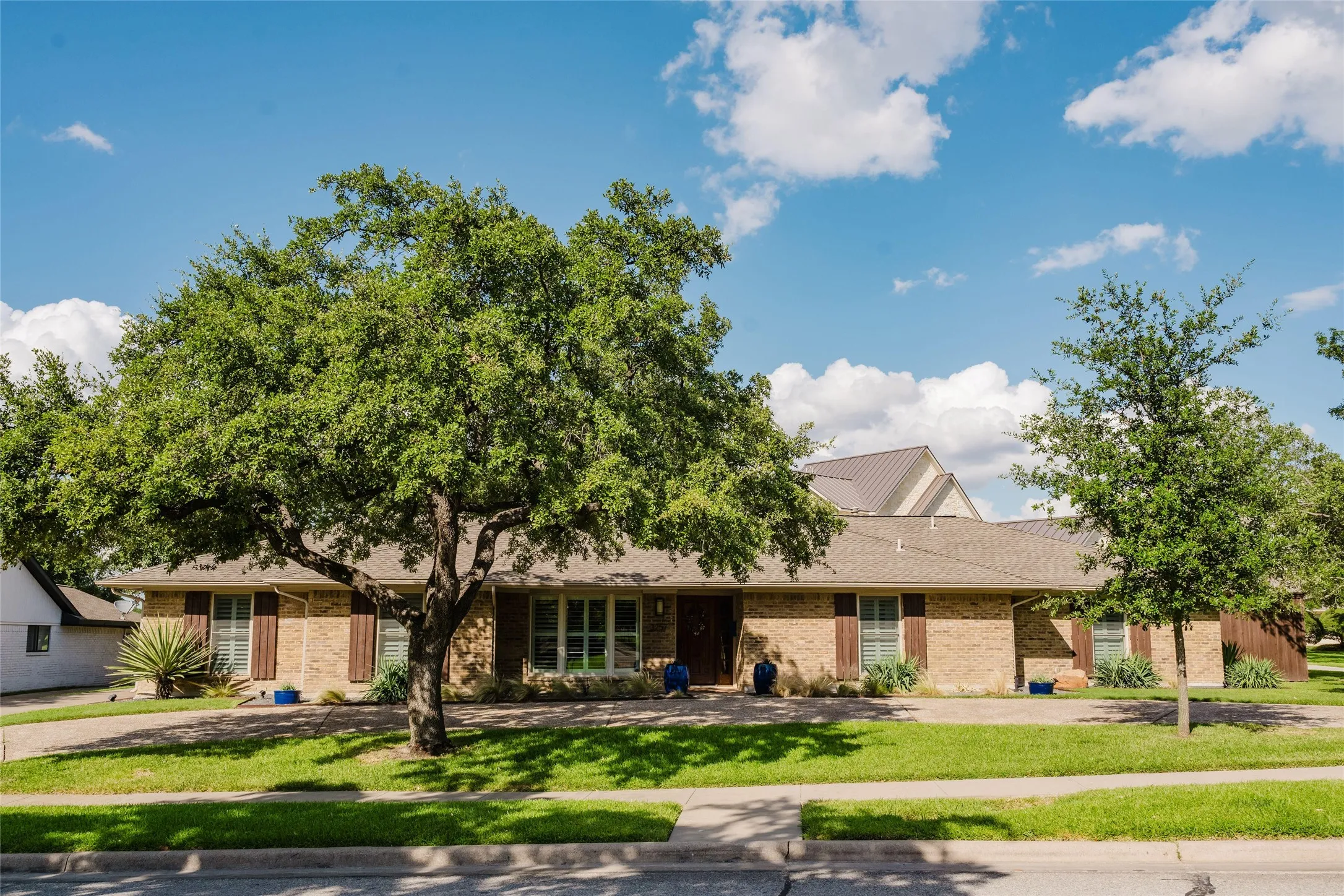 Single Family Residence For Sale in Dallas County , 3257 Brookhaven Club Drive, Farmers Branch, Texas 75234, 4 Bedroom, 3 Bathroom, 2 Garage spaces, 2,303 Sqft, built in 1972, mls#21243680, Real Estate Agent in Farmers Branch, Homes For Sale in Dallas county, Homes For Sale in Farmers Branch, Realtor in Farmers Branch Texas, Real Estate Brokerage Independent Realty Texas, Luminita Cordes Realtor