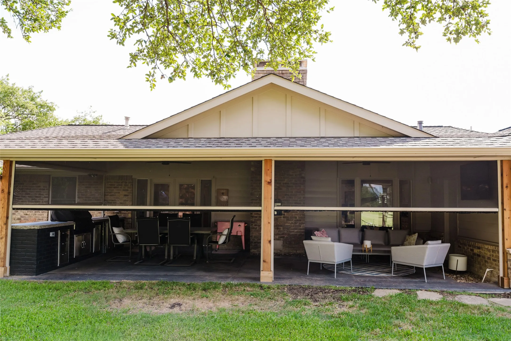 Single Family Residence For Sale in Dallas County , 3257 Brookhaven Club Drive, Farmers Branch, Texas 75234, 4 Bedroom, 3 Bathroom, 2 Garage spaces, 2,303 Sqft, built in 1972, mls#21243680, Real Estate Agent in Farmers Branch, Homes For Sale in Dallas county, Homes For Sale in Farmers Branch, Realtor in Farmers Branch Texas, Real Estate Brokerage Independent Realty Texas, Luminita Cordes Realtor