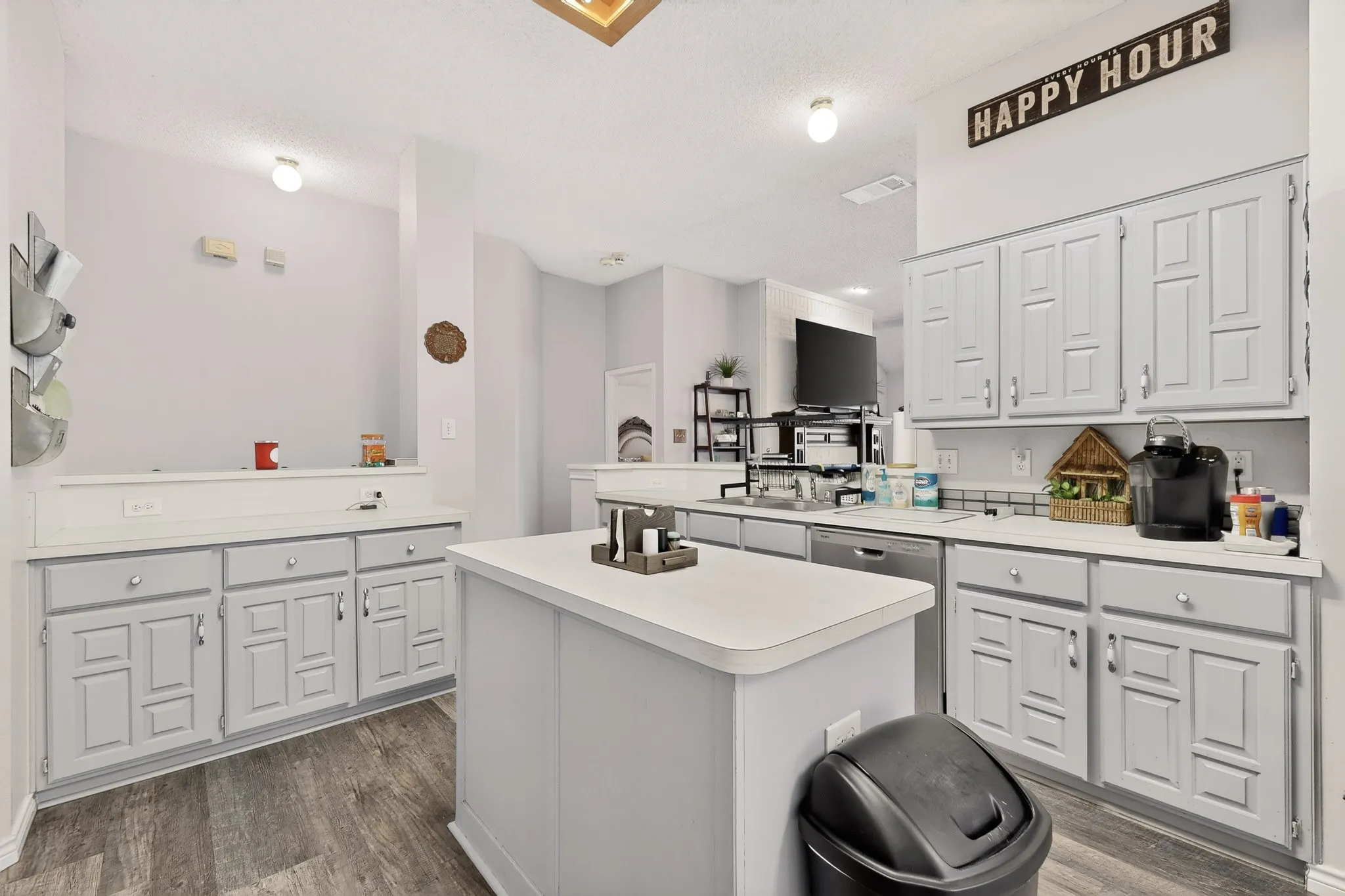 Single Family Residence For Sale in Dallas County , 3015 Antelope Drive, Mesquite, Texas 75181, 4 Bedroom, 2 Bathroom, 2 Garage spaces, 2,498 Sqft, built in 1996, Preowned, mls#21242055, Real Estate Agent in Mesquite, Homes For Sale in Dallas county, Homes For Sale in Mesquite, Realtor in Mesquite Texas, Real Estate Brokerage Independent Realty Texas, Luminita Cordes Realtor