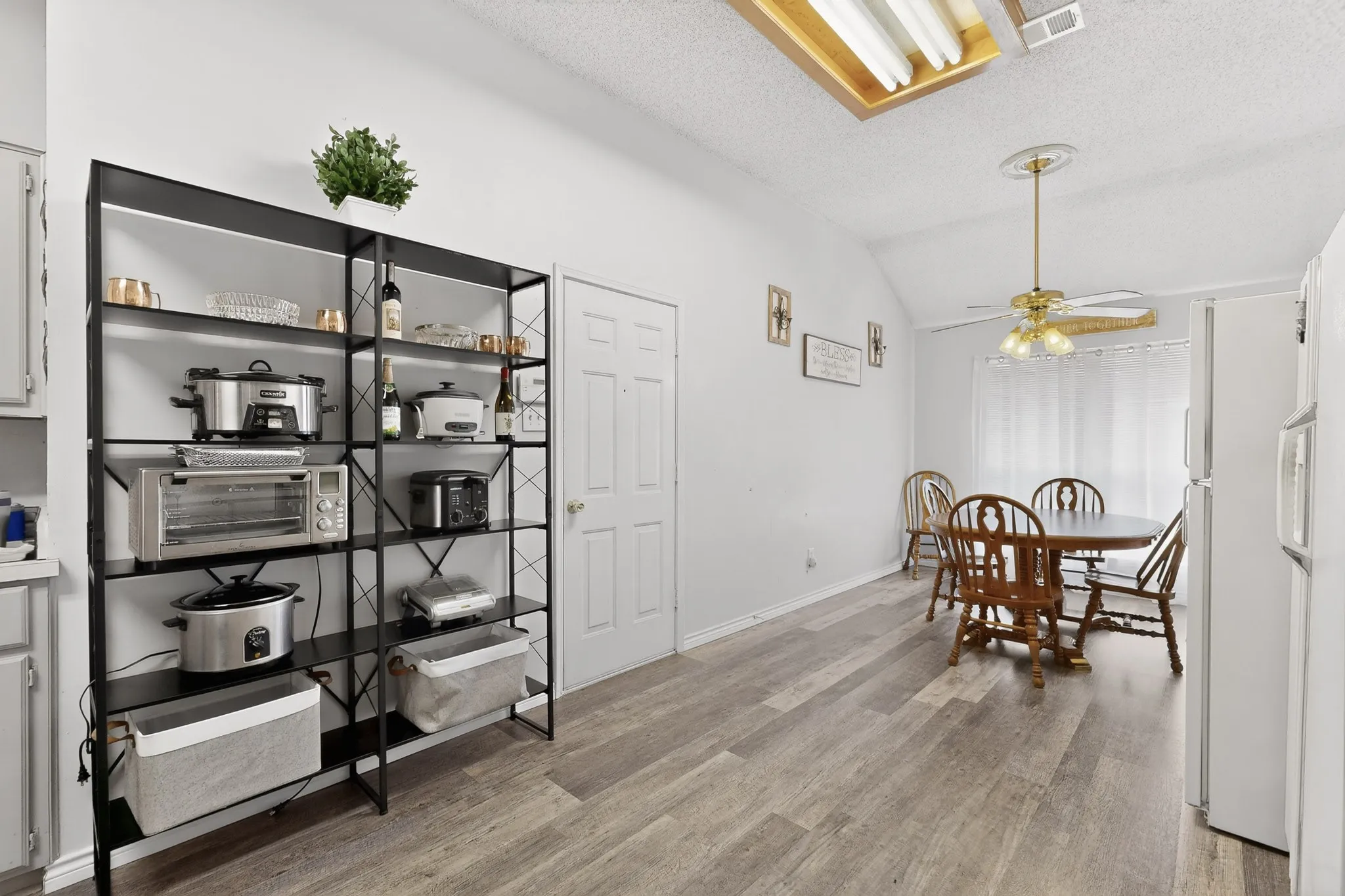 Single Family Residence For Sale in Dallas County , 3015 Antelope Drive, Mesquite, Texas 75181, 4 Bedroom, 2 Bathroom, 2 Garage spaces, 2,498 Sqft, built in 1996, Preowned, mls#21242055, Real Estate Agent in Mesquite, Homes For Sale in Dallas county, Homes For Sale in Mesquite, Realtor in Mesquite Texas, Real Estate Brokerage Independent Realty Texas, Luminita Cordes Realtor