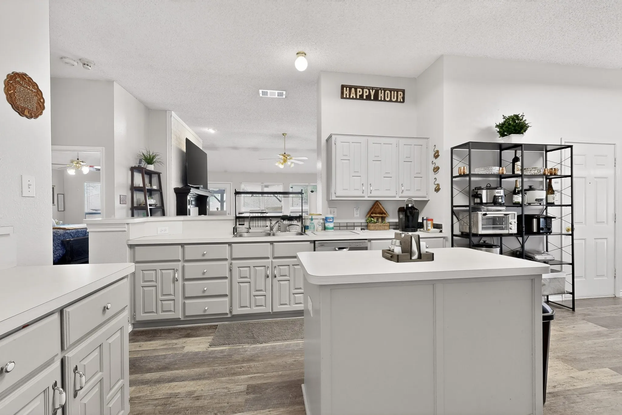 Single Family Residence For Sale in Dallas County , 3015 Antelope Drive, Mesquite, Texas 75181, 4 Bedroom, 2 Bathroom, 2 Garage spaces, 2,498 Sqft, built in 1996, Preowned, mls#21242055, Real Estate Agent in Mesquite, Homes For Sale in Dallas county, Homes For Sale in Mesquite, Realtor in Mesquite Texas, Real Estate Brokerage Independent Realty Texas, Luminita Cordes Realtor