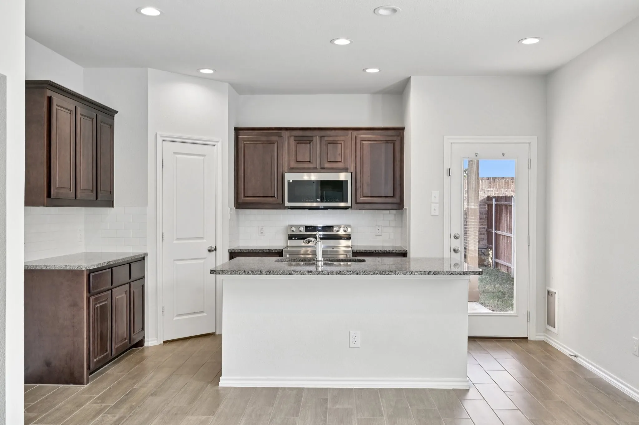 Single Family Residence For Sale in Denton County , 713 Presidio Street, Aubrey, Texas 76227, 3 Bedroom, 2 Bathroom, 2 Garage spaces, 1,421 Sqft, built in 2023, Preowned, mls#21241935, Real Estate Agent in Aubrey, Homes For Sale in Denton county, Homes For Sale in Aubrey, Realtor in Aubrey Texas, Real Estate Brokerage Independent Realty Texas, Luminita Cordes Realtor