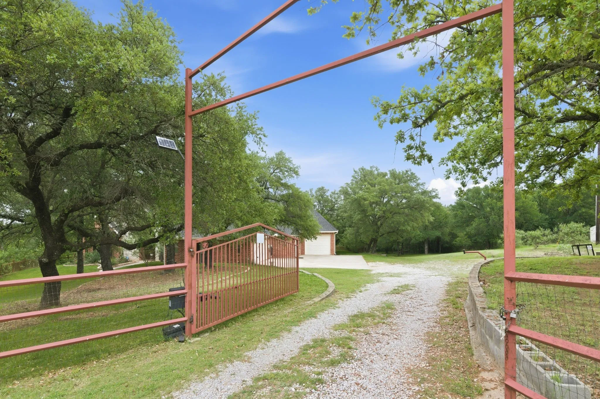 Single Family Residence For Sale in Parker County , 1012 Vista Hills Drive, Reno, Texas 76082, 4 Bedroom, 3 Bathroom, 3 Garage spaces, 2,378 Sqft, built in 2006, Preowned, mls#21240591, Real Estate Agent in Reno, Homes For Sale in Parker county, Homes For Sale in Reno, Realtor in Reno Texas, Real Estate Brokerage Independent Realty Texas, Luminita Cordes Realtor