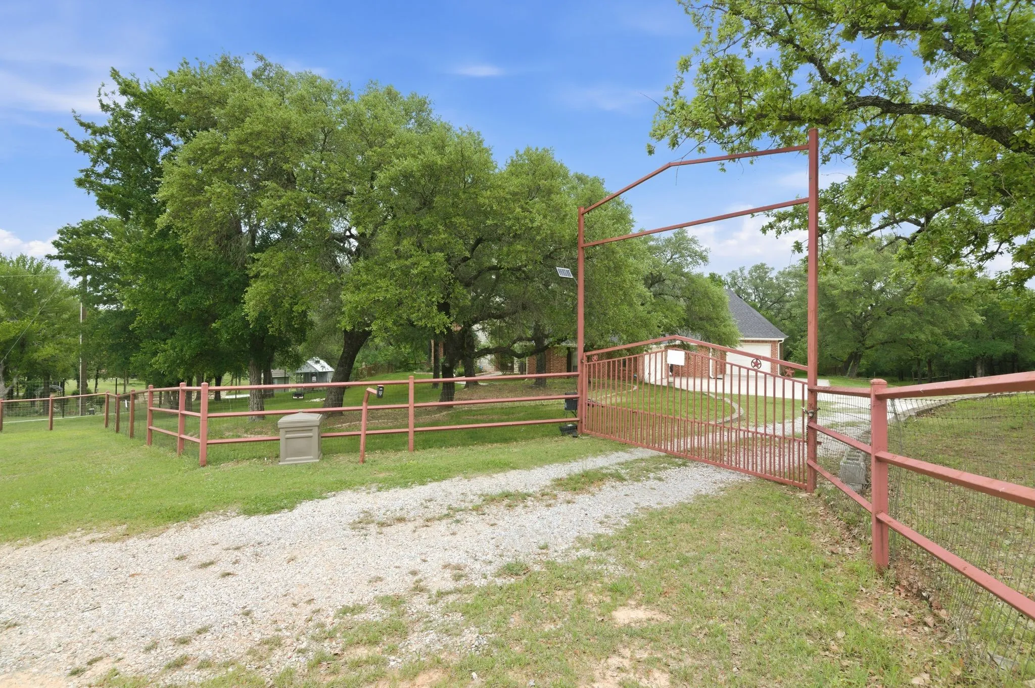 Single Family Residence For Sale in Parker County , 1012 Vista Hills Drive, Reno, Texas 76082, 4 Bedroom, 3 Bathroom, 3 Garage spaces, 2,378 Sqft, built in 2006, Preowned, mls#21240591, Real Estate Agent in Reno, Homes For Sale in Parker county, Homes For Sale in Reno, Realtor in Reno Texas, Real Estate Brokerage Independent Realty Texas, Luminita Cordes Realtor