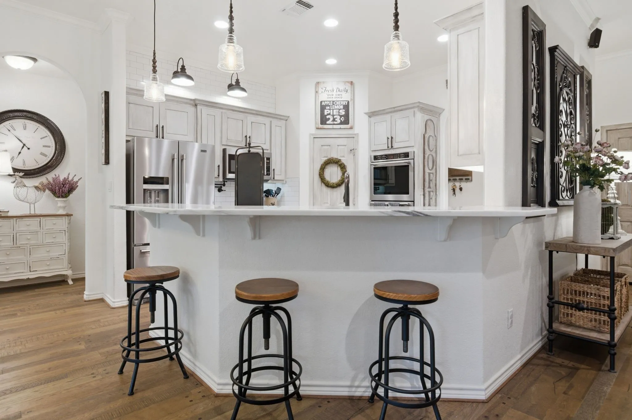 Single Family Residence For Sale in Parker County , 1012 Vista Hills Drive, Reno, Texas 76082, 4 Bedroom, 3 Bathroom, 3 Garage spaces, 2,378 Sqft, built in 2006, Preowned, mls#21240591, Real Estate Agent in Reno, Homes For Sale in Parker county, Homes For Sale in Reno, Realtor in Reno Texas, Real Estate Brokerage Independent Realty Texas, Luminita Cordes Realtor