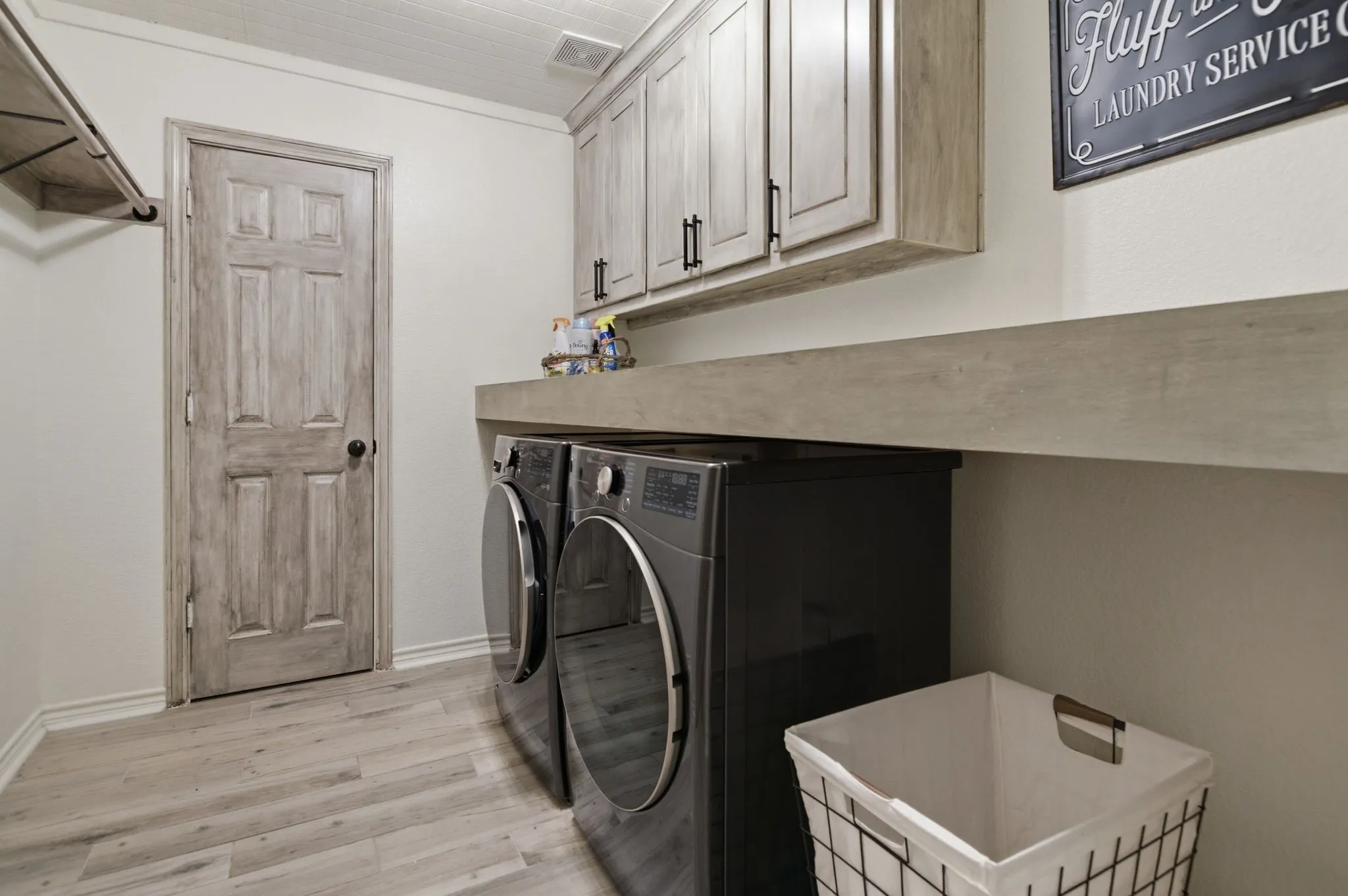 Single Family Residence For Sale in Parker County , 1012 Vista Hills Drive, Reno, Texas 76082, 4 Bedroom, 3 Bathroom, 3 Garage spaces, 2,378 Sqft, built in 2006, Preowned, mls#21240591, Real Estate Agent in Reno, Homes For Sale in Parker county, Homes For Sale in Reno, Realtor in Reno Texas, Real Estate Brokerage Independent Realty Texas, Luminita Cordes Realtor