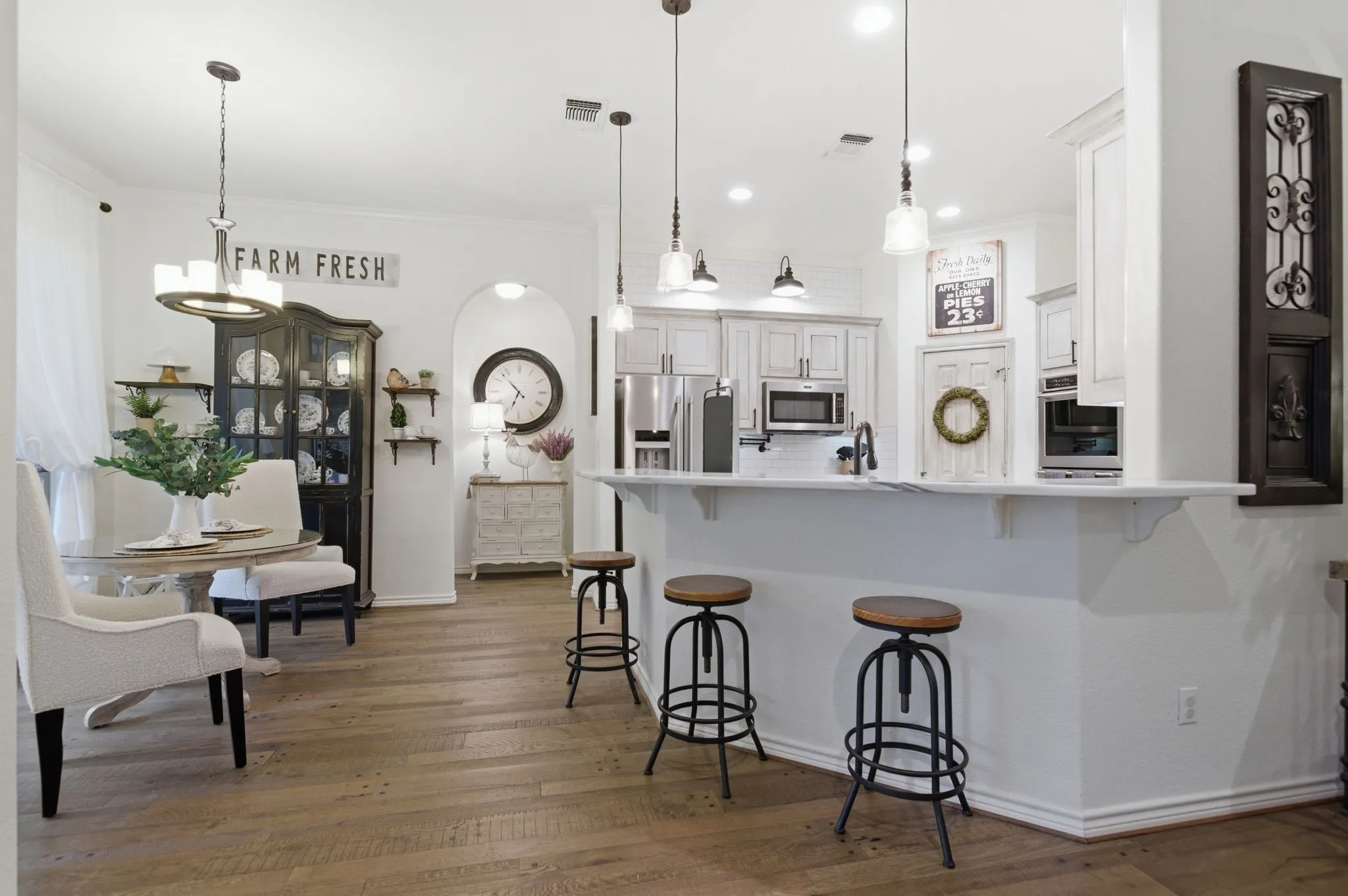 Single Family Residence For Sale in Parker County , 1012 Vista Hills Drive, Reno, Texas 76082, 4 Bedroom, 3 Bathroom, 3 Garage spaces, 2,378 Sqft, built in 2006, Preowned, mls#21240591, Real Estate Agent in Reno, Homes For Sale in Parker county, Homes For Sale in Reno, Realtor in Reno Texas, Real Estate Brokerage Independent Realty Texas, Luminita Cordes Realtor