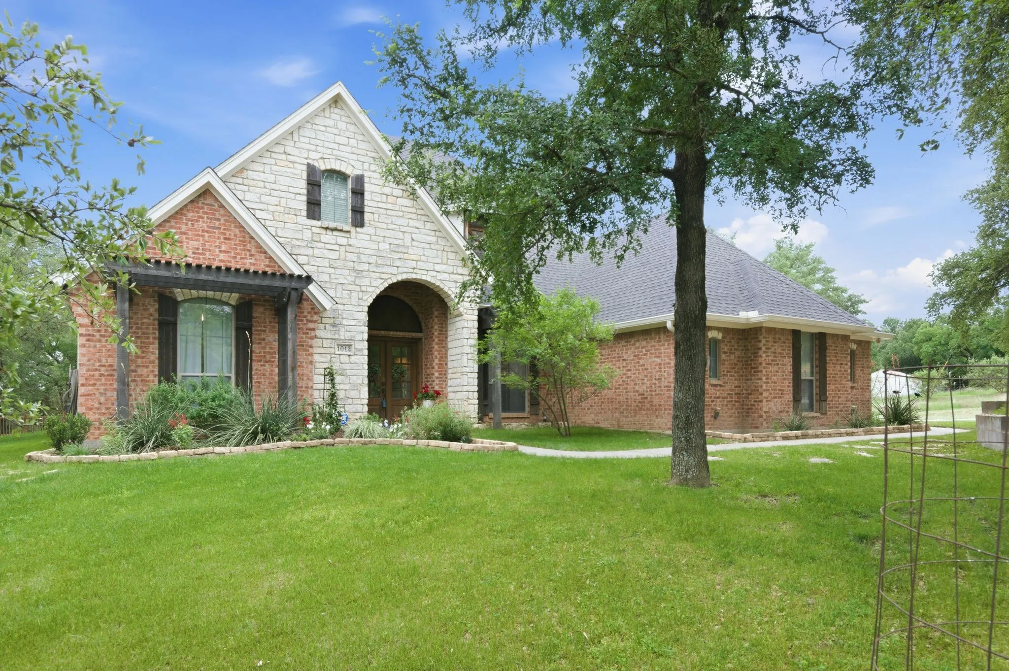 Single Family Residence For Sale in Parker County , 1012 Vista Hills Drive, Reno, Texas 76082, 4 Bedroom, 3 Bathroom, 3 Garage spaces, 2,378 Sqft, built in 2006, Preowned, mls#21240591, Real Estate Agent in Reno, Homes For Sale in Parker county, Homes For Sale in Reno, Realtor in Reno Texas, Real Estate Brokerage Independent Realty Texas, Luminita Cordes Realtor
